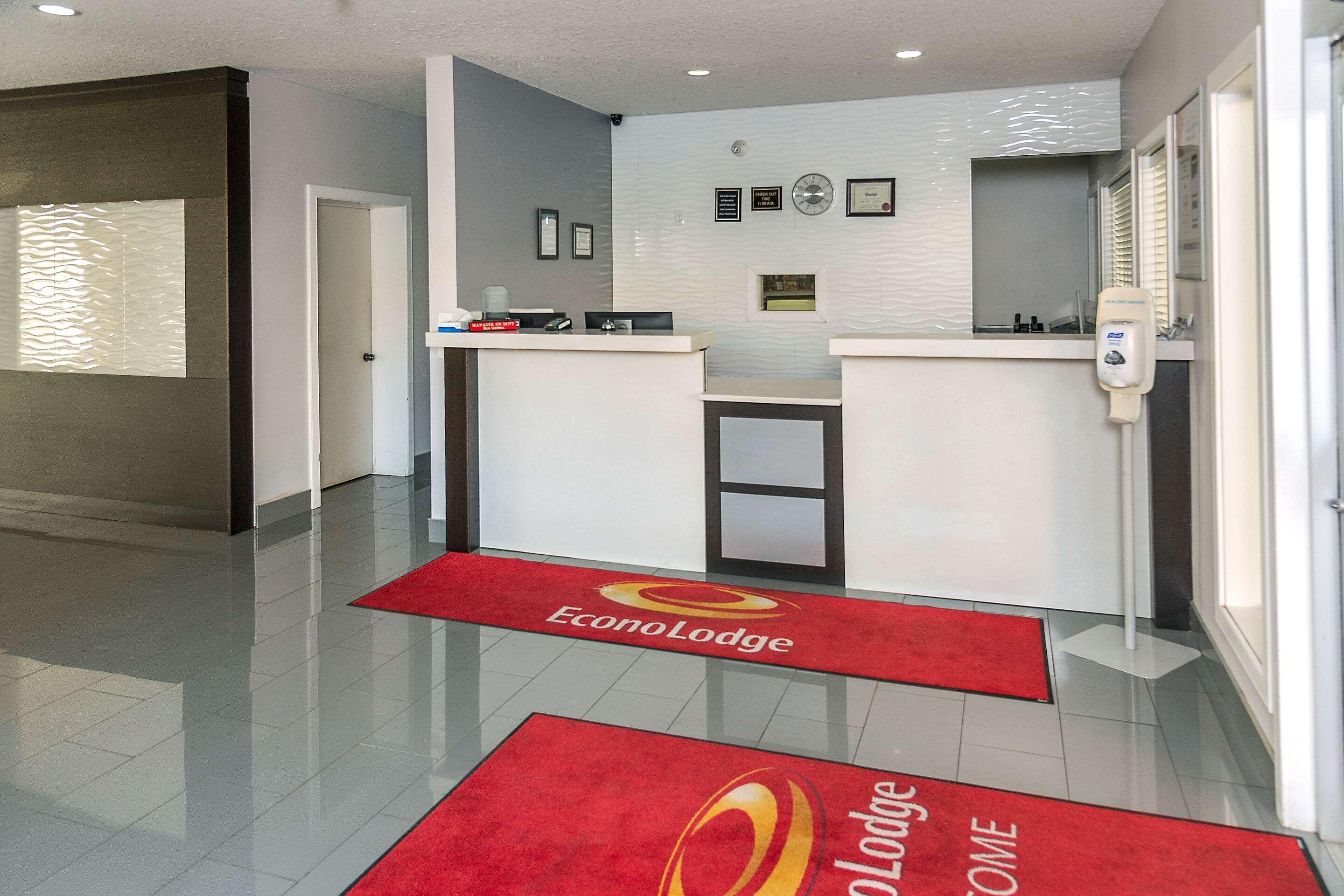 Vista Lobby Econo Lodge Inn & Suites
