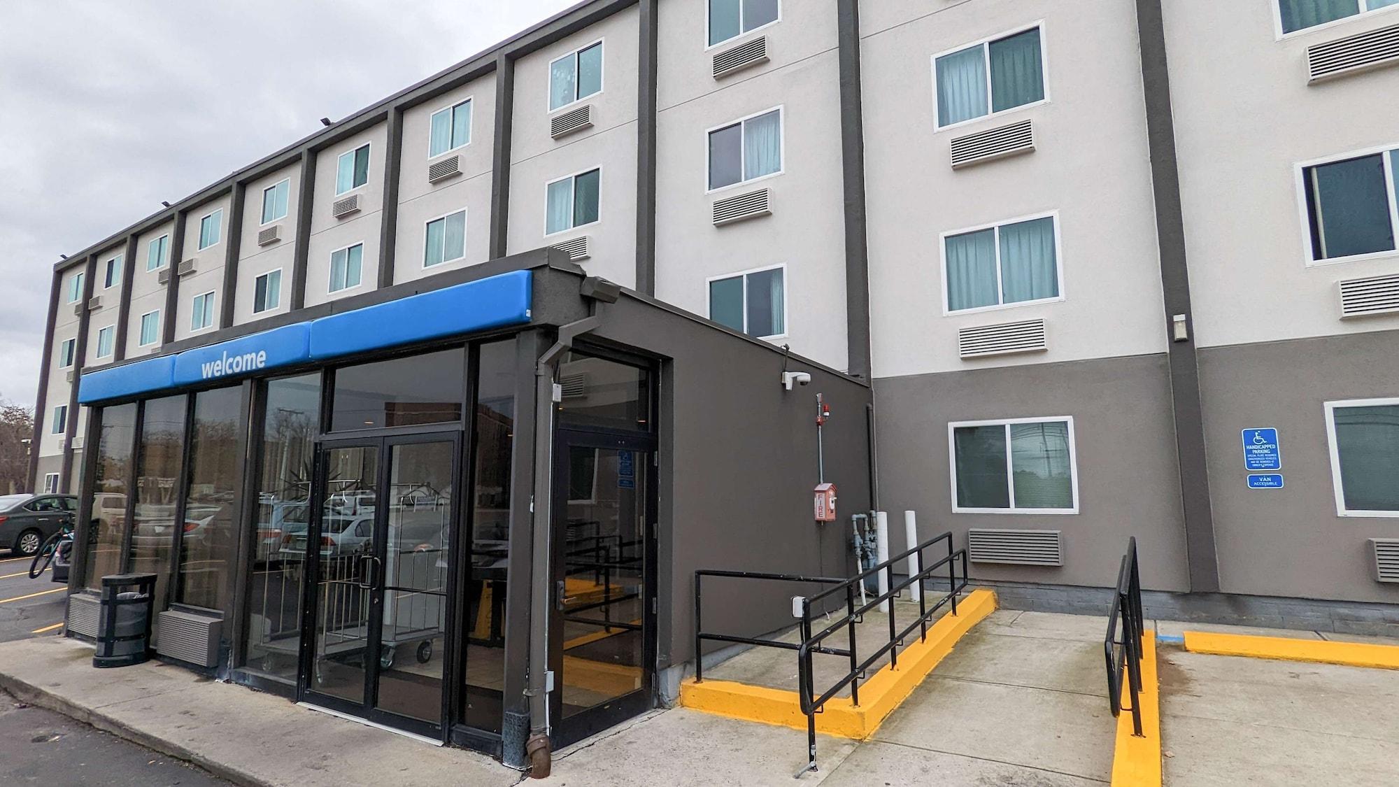 Vista Exterior Motel 6 Framingham, MA - Boston West