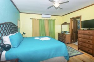 Alquiler Vacacional - BEST LOCATION next to West Bay Beach / Beachfront Condo steps away from West Bay