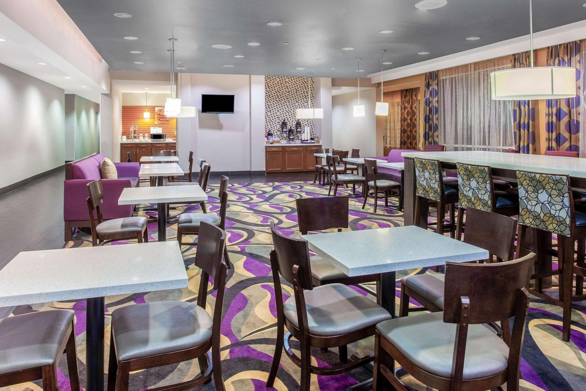 Restaurant La Quinta Inn & Suites by Wyndham Luling