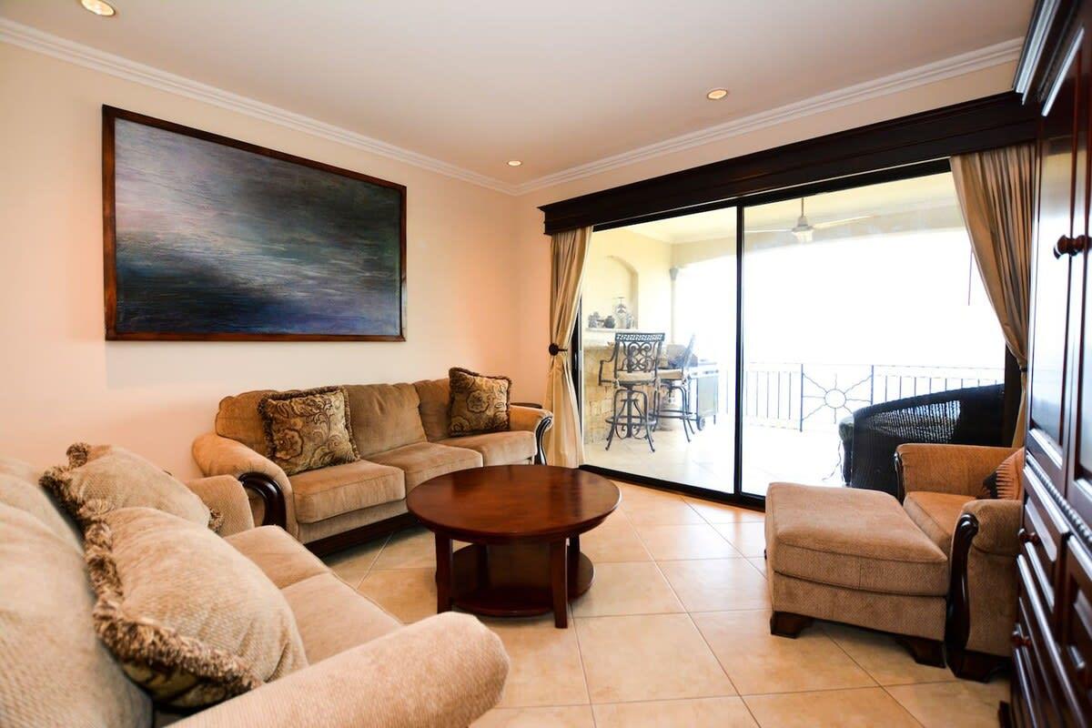 Comodidades del Alojamiento Exquisitely decorated 5th-floor aerie with views of two bays in Flamingo