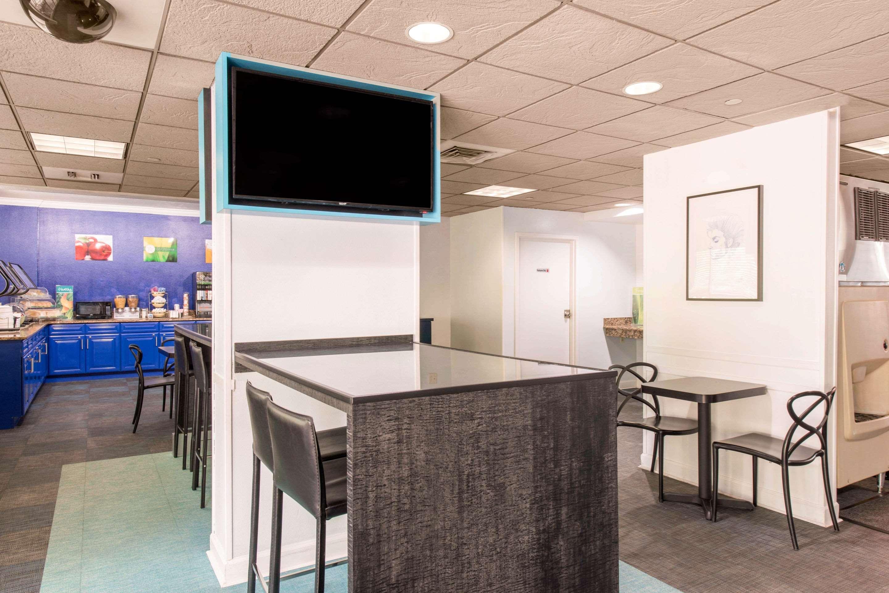 Restaurant Quality Inn & Suites Near the Theme Parks