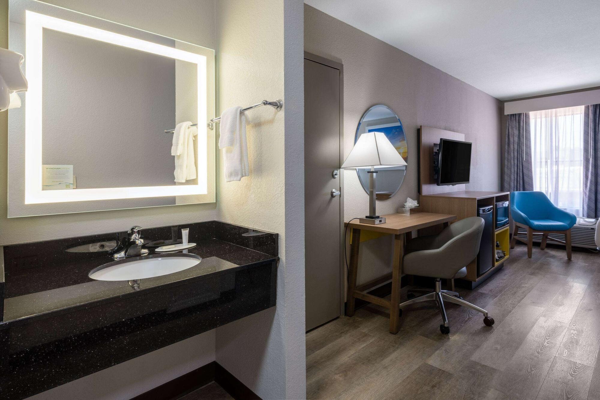 Habitación Days Inn & Suites by Wyndham Commerce