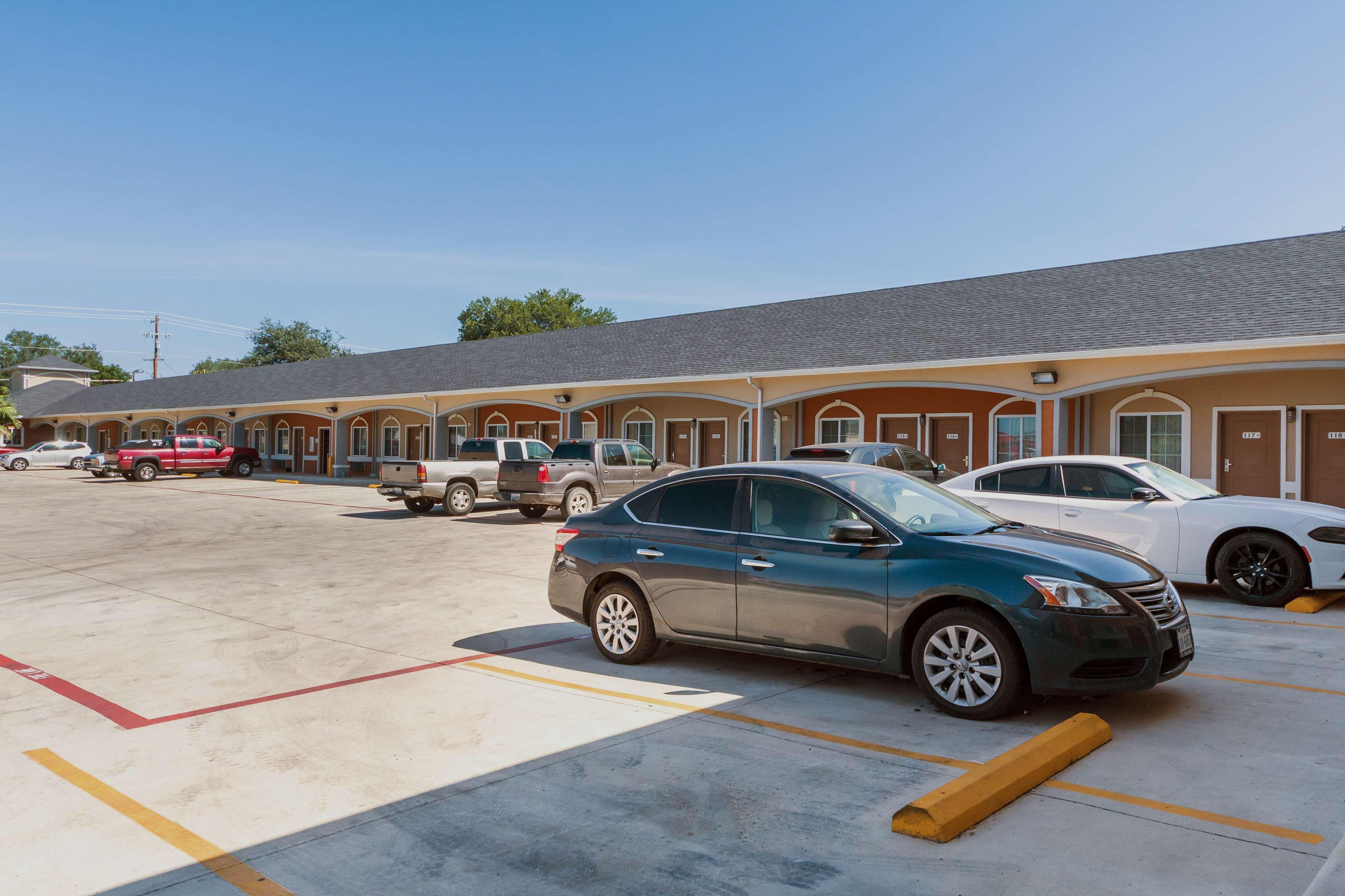 Vista Exterior Studio 6 Pleasanton, TX