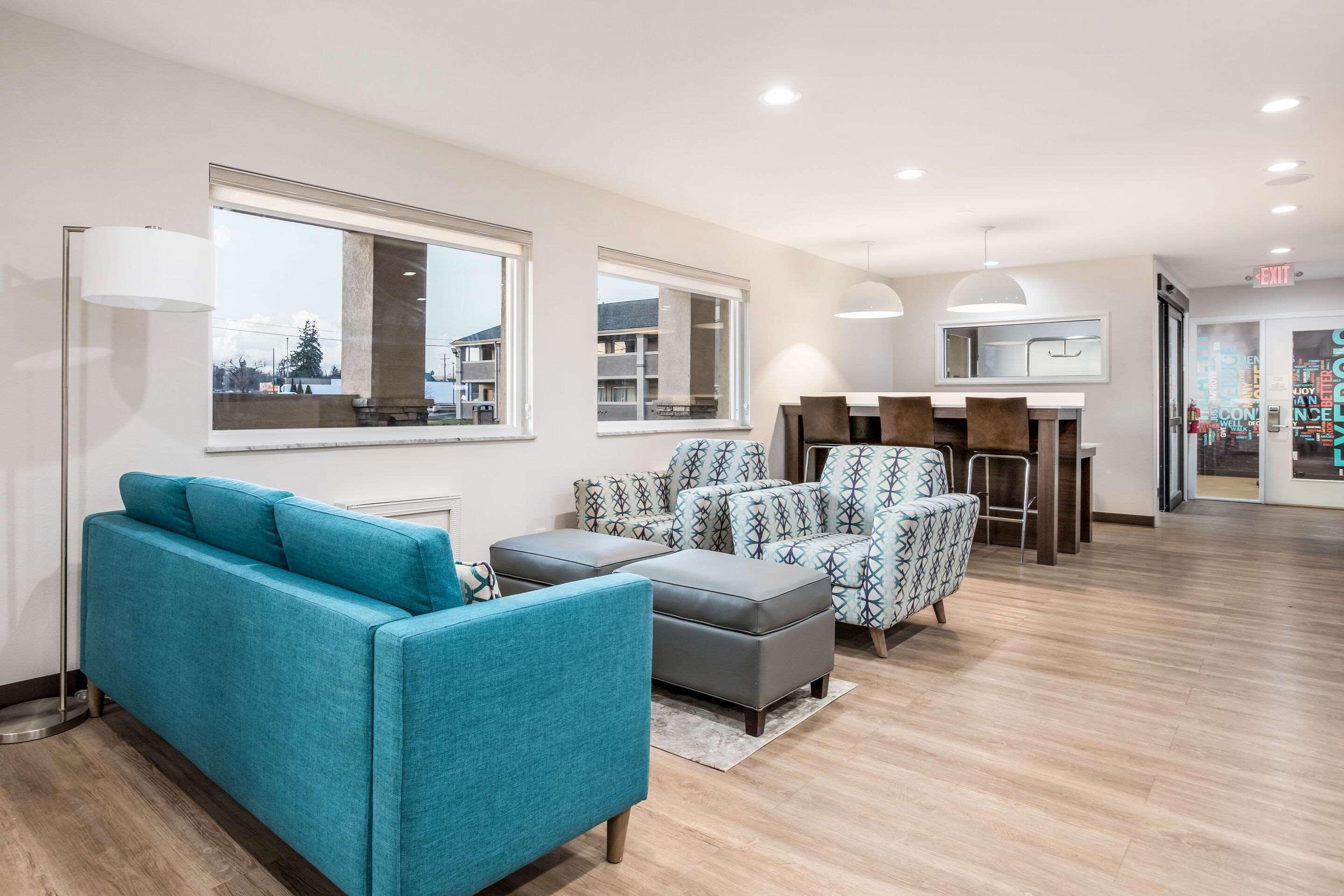 Vista Lobby Clarion Pointe East Lansing University Area