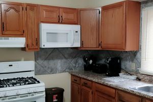 Renta temporal - SUPER CUTE AND GREAT HOME  APPROX 15MINS TO DOWNTOWN DETROIT SLEEPS 14 GUESTS