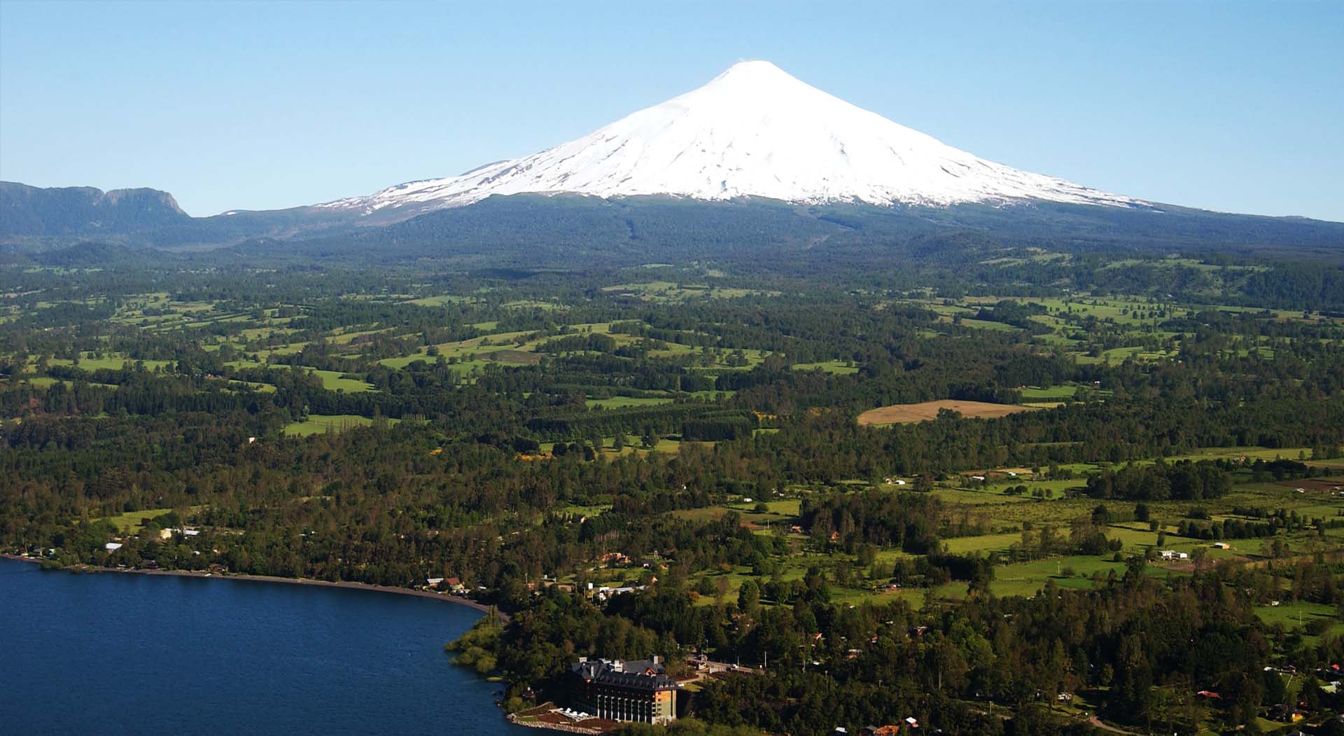 Descubre la belleza natural de Villarica, la ciudad a orillas del volcán