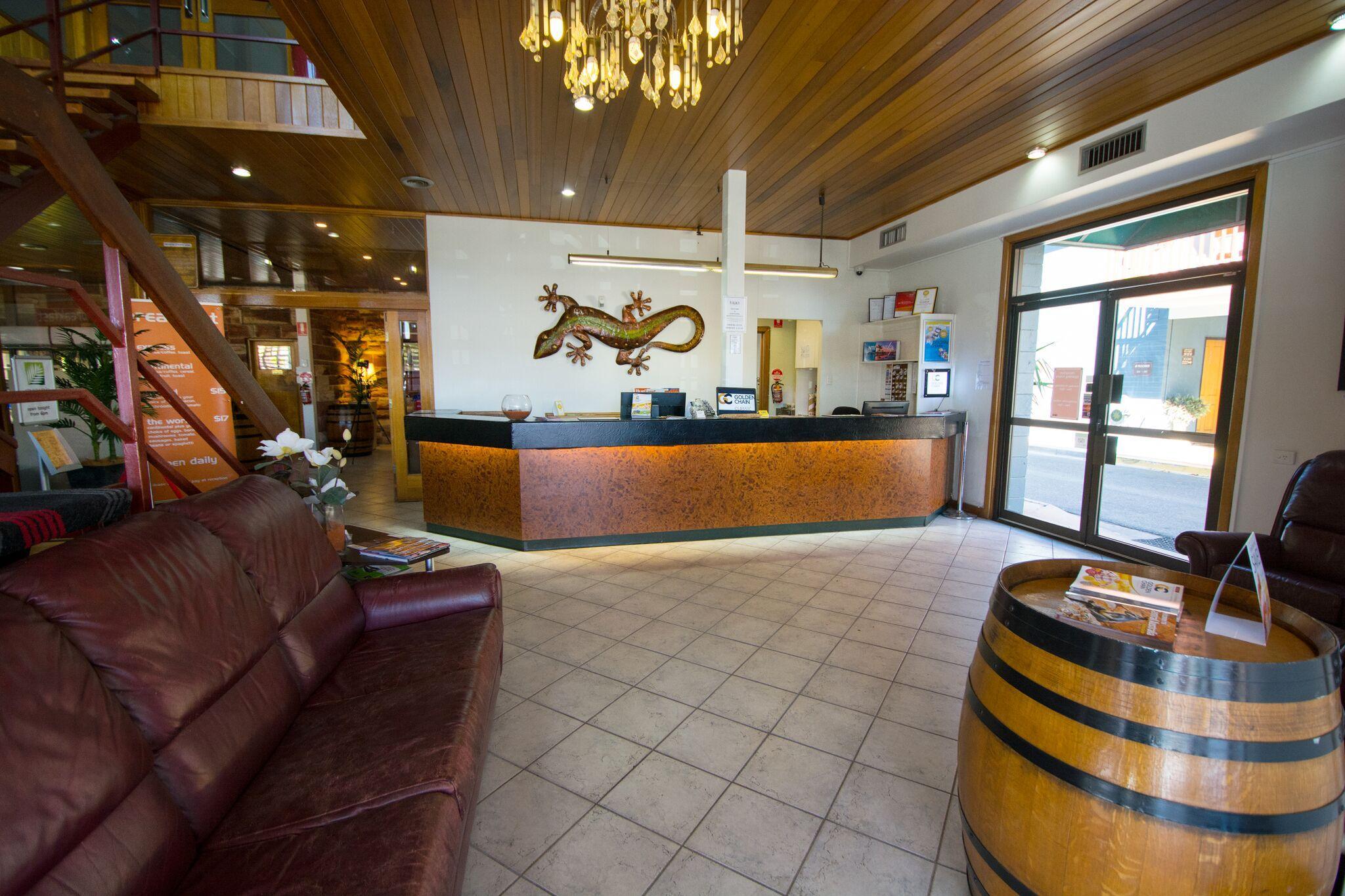 Vista Lobby Elkira Court Motel