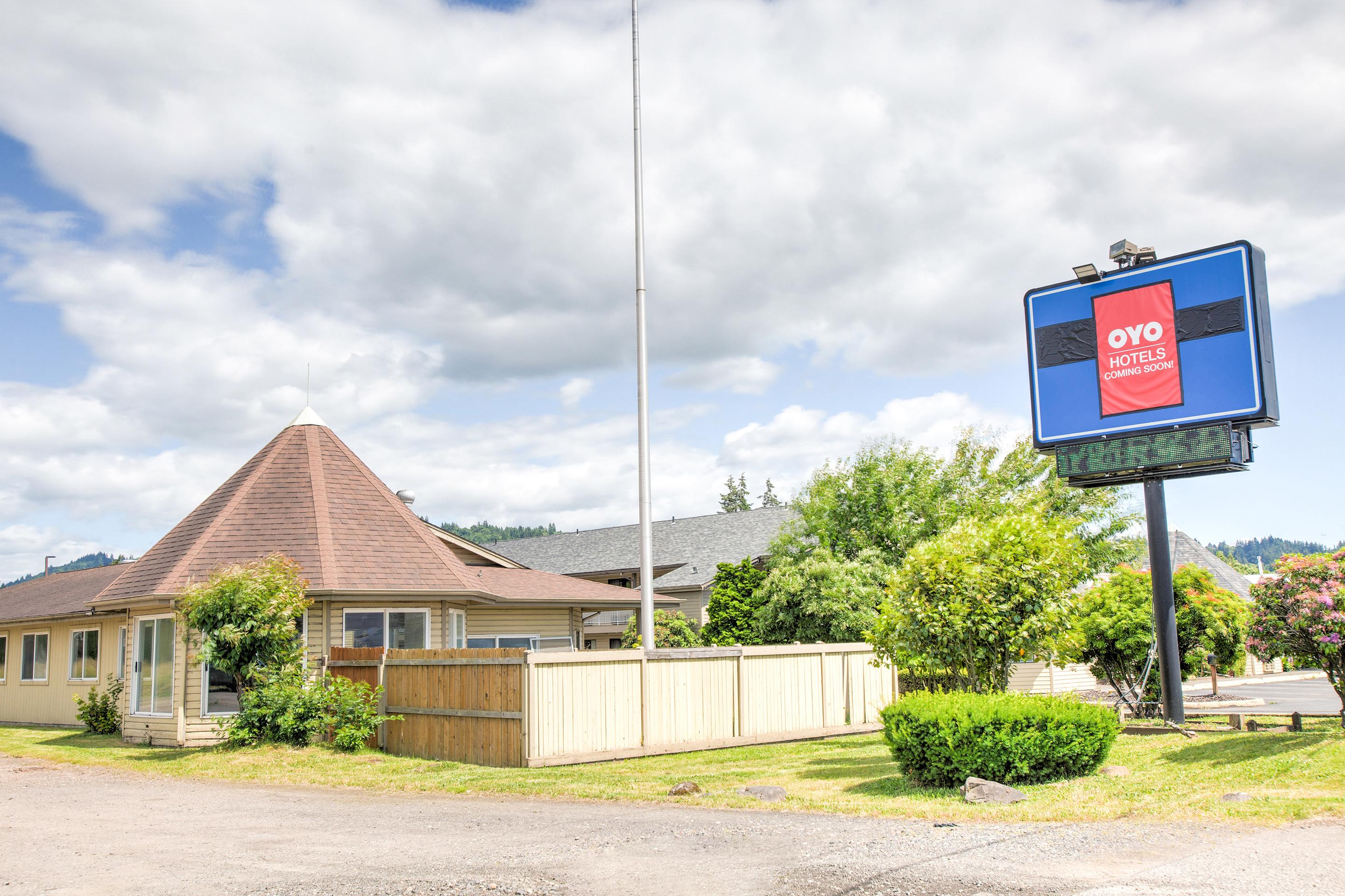 Vista Exterior OYO Woodland Hotel and Suites