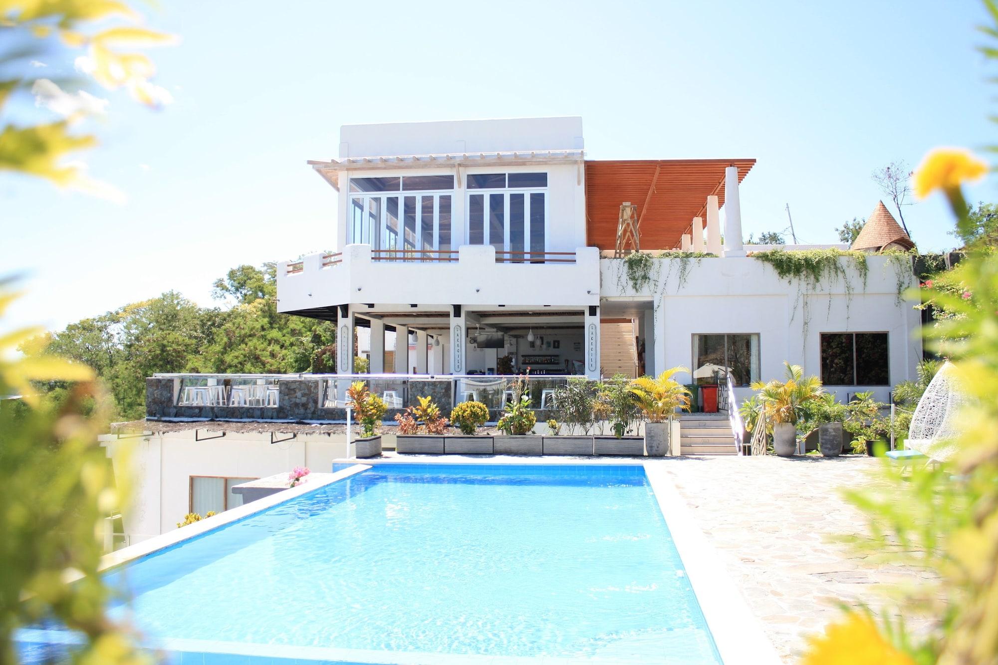 Vista Exterior La Cecile Hotel and Cafe Komodo