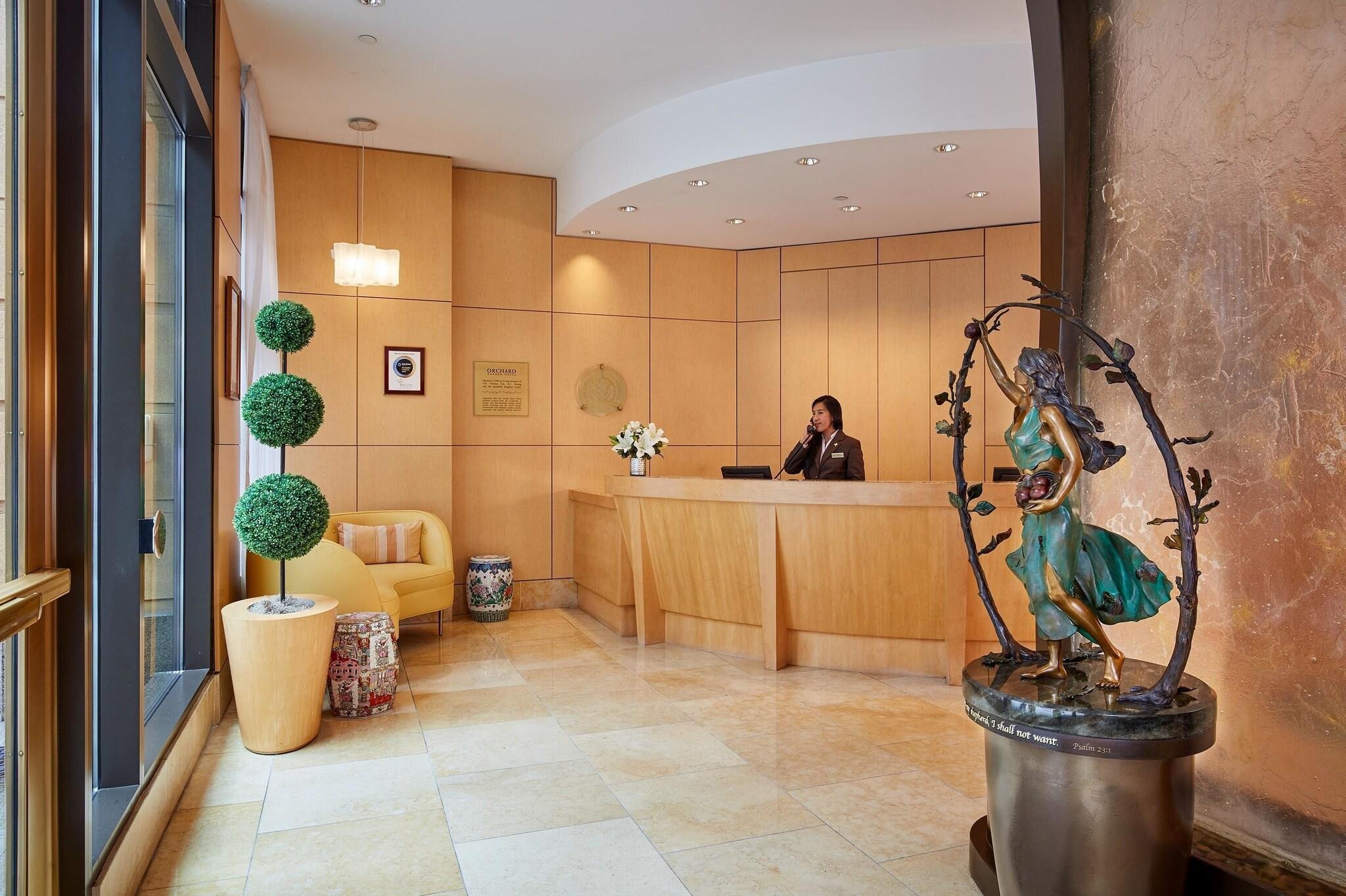 Vista Lobby Orchard Garden Hotel