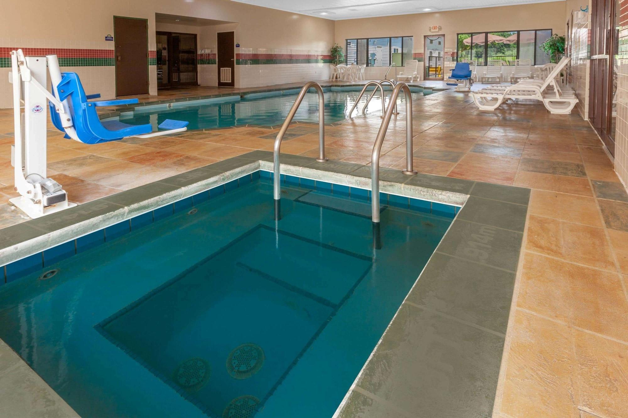 Spa Days Inn by Wyndham Milan Sandusky South