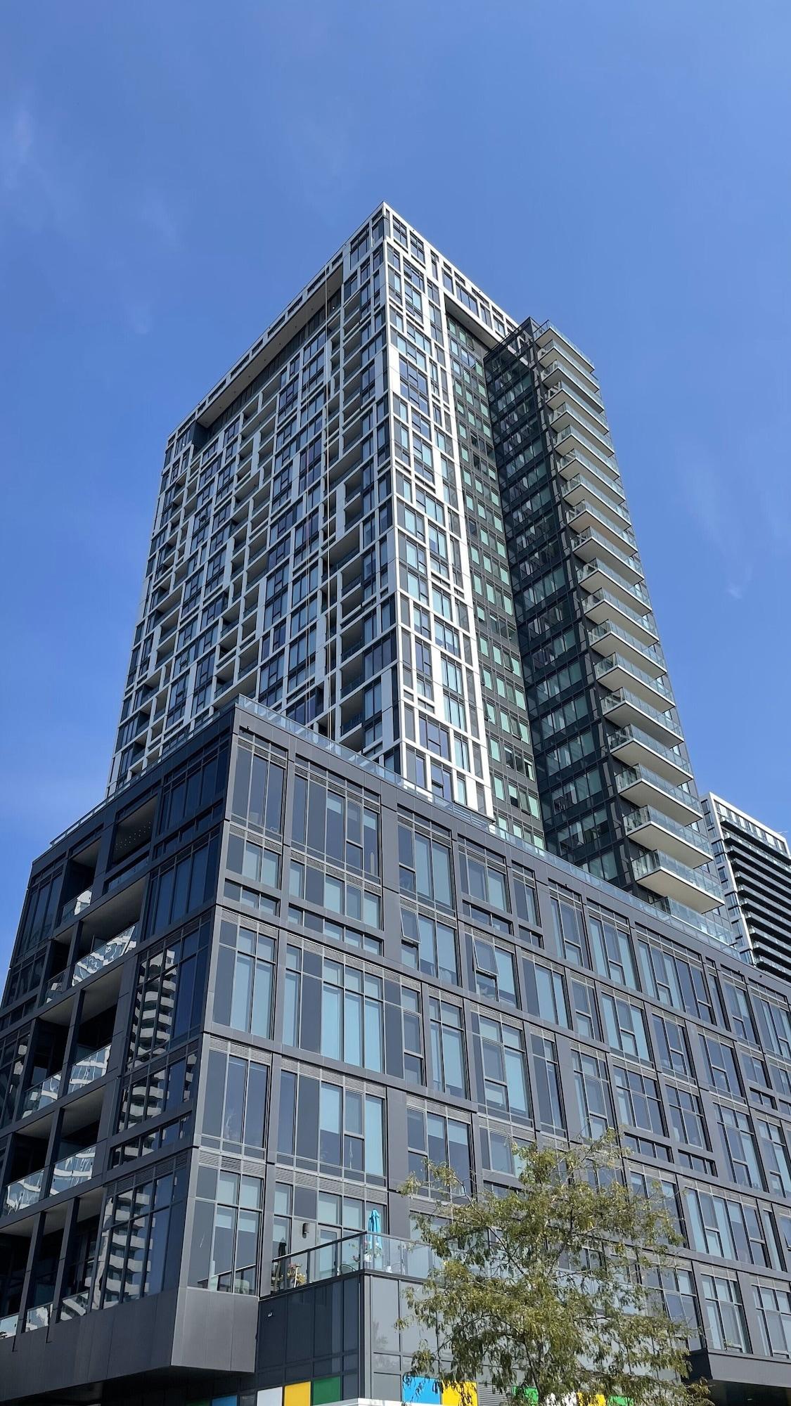 Vista Exterior Skyline Luxe Panoramic Suites & towers Toronto