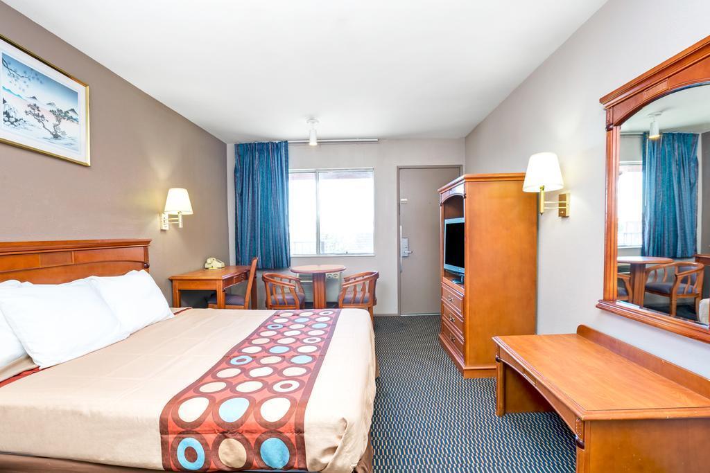 Vista Exterior Super 8 by Wyndham Upland Ontario CA