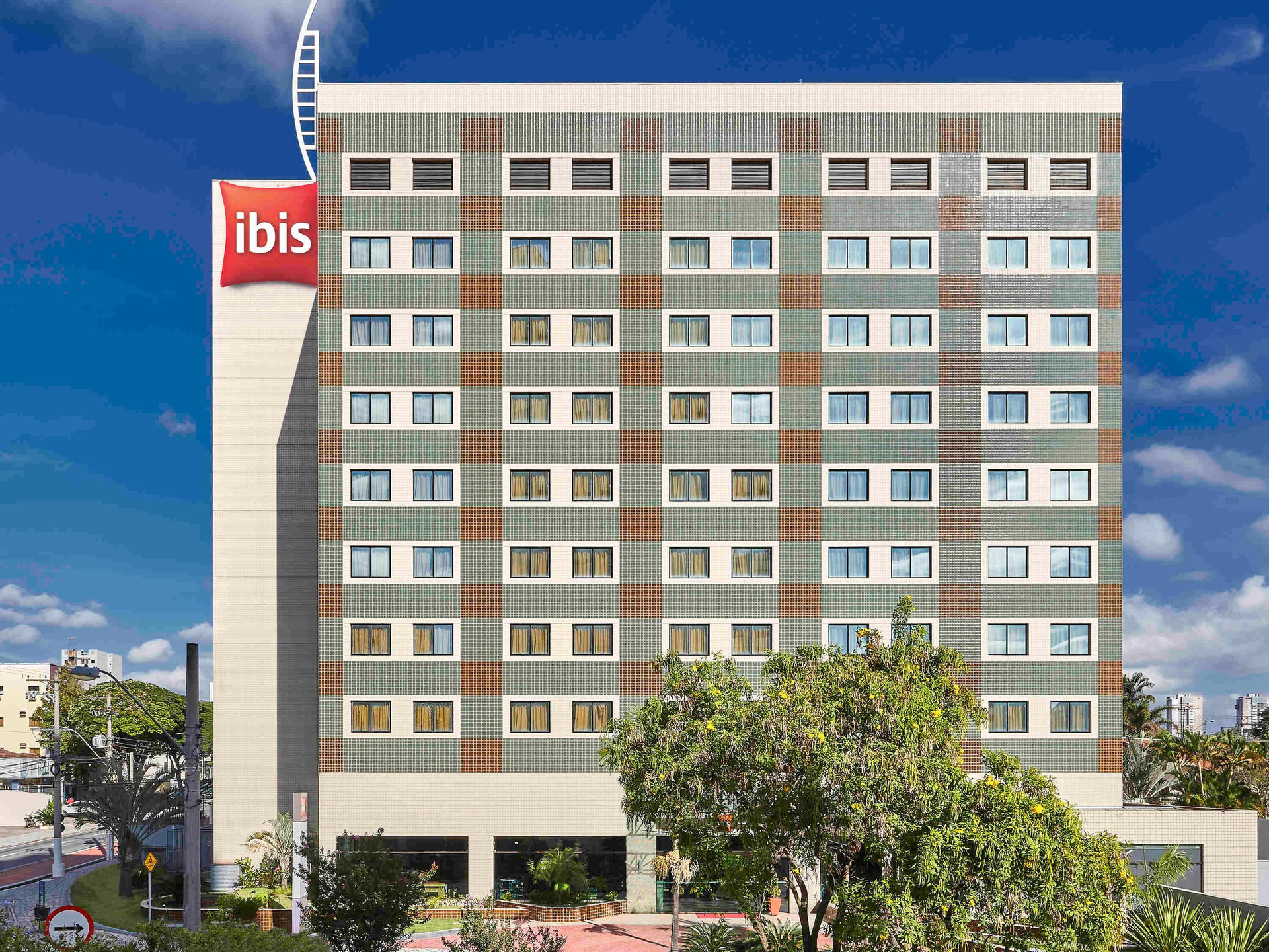 Vista Exterior ibis Taubate