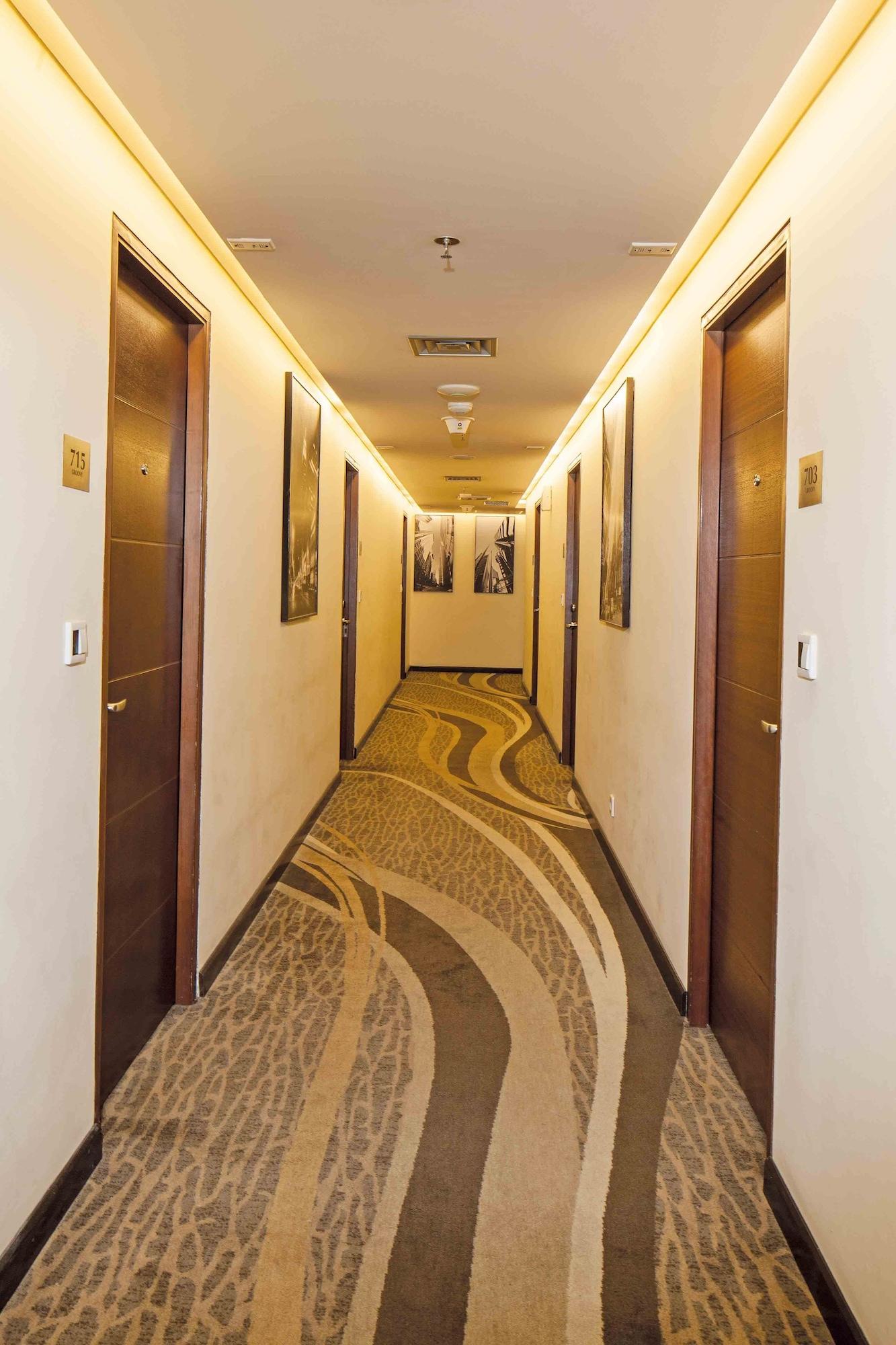 Varios Midtown Hotel