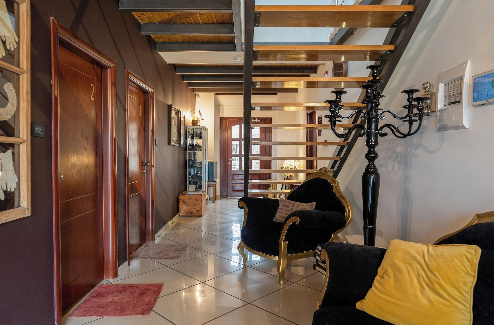 Varios Hotel Atrium