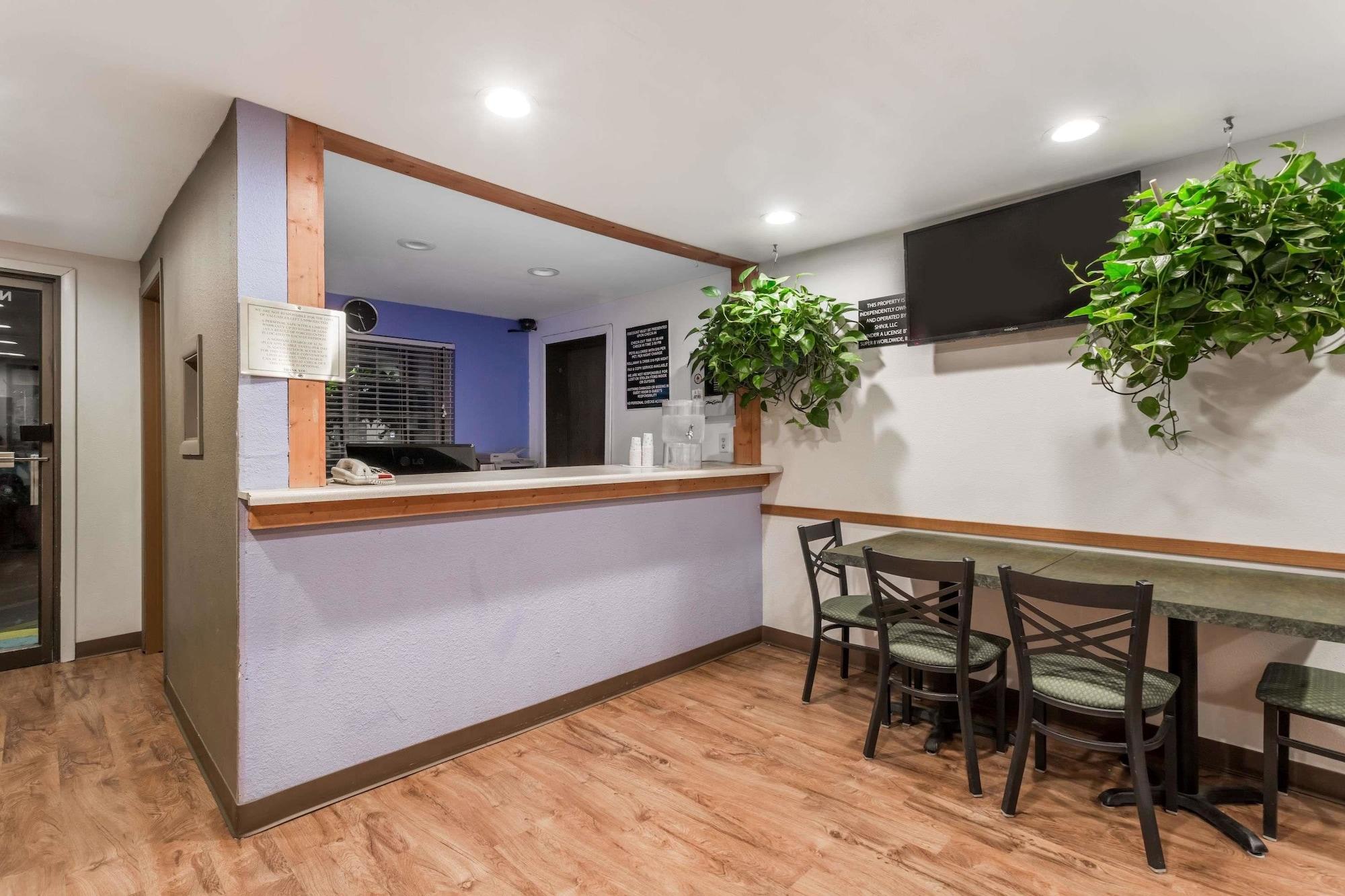 Vista Lobby Super 8 by Wyndham Douglas