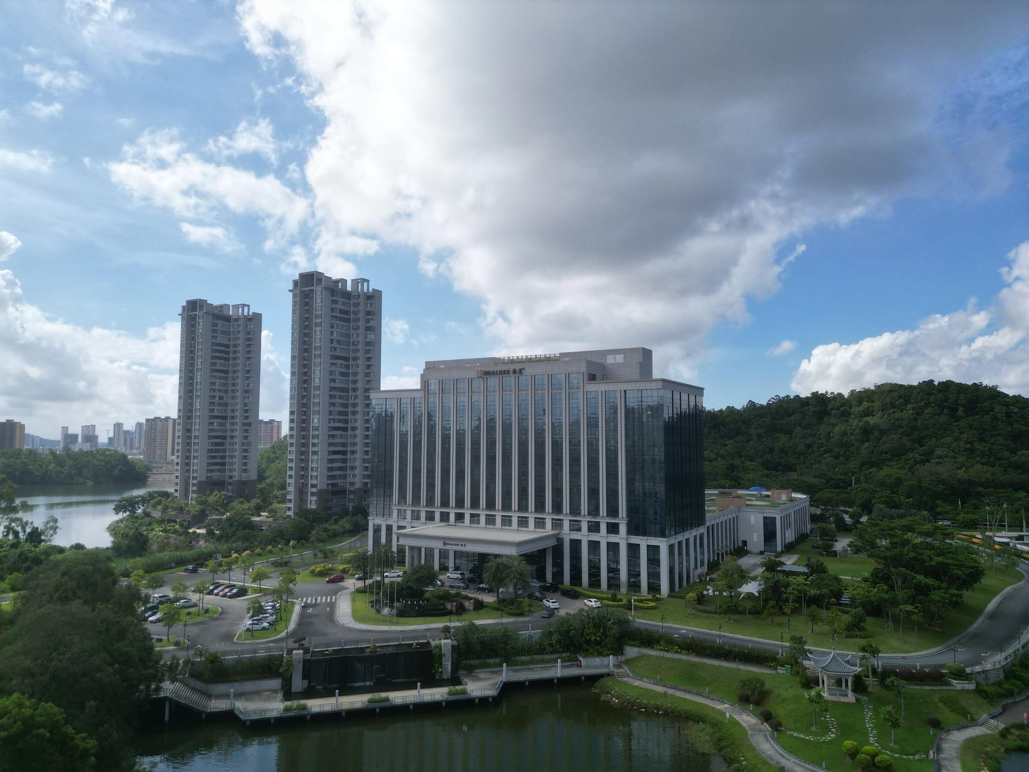 Vista Exterior HUALUXE Hotels & Resorts Yangjiang City Center by IHG