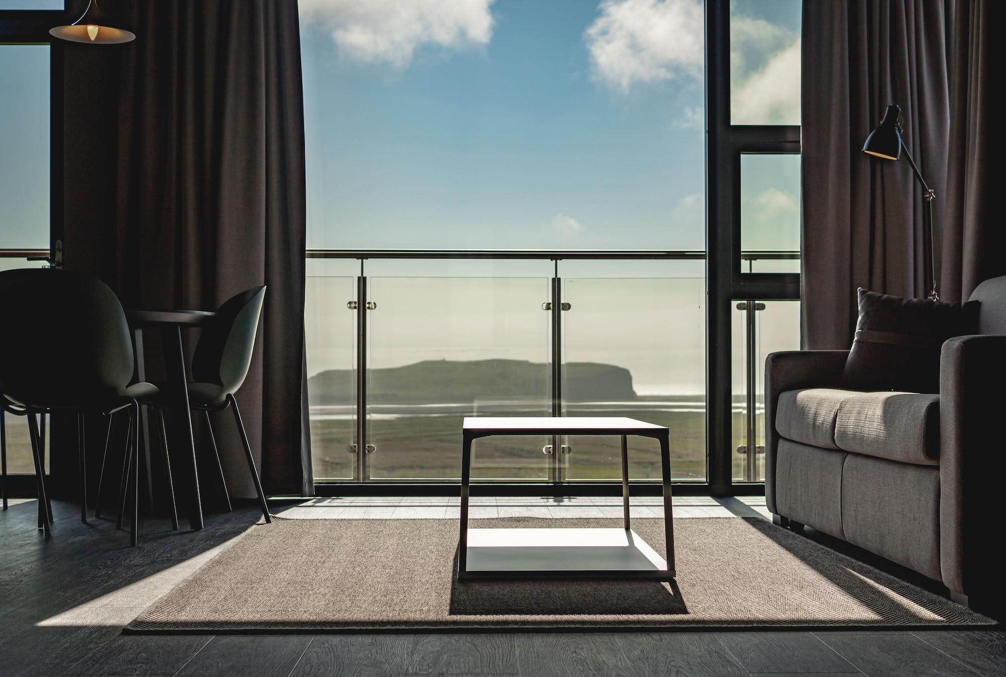 Varios Black Beach Suites