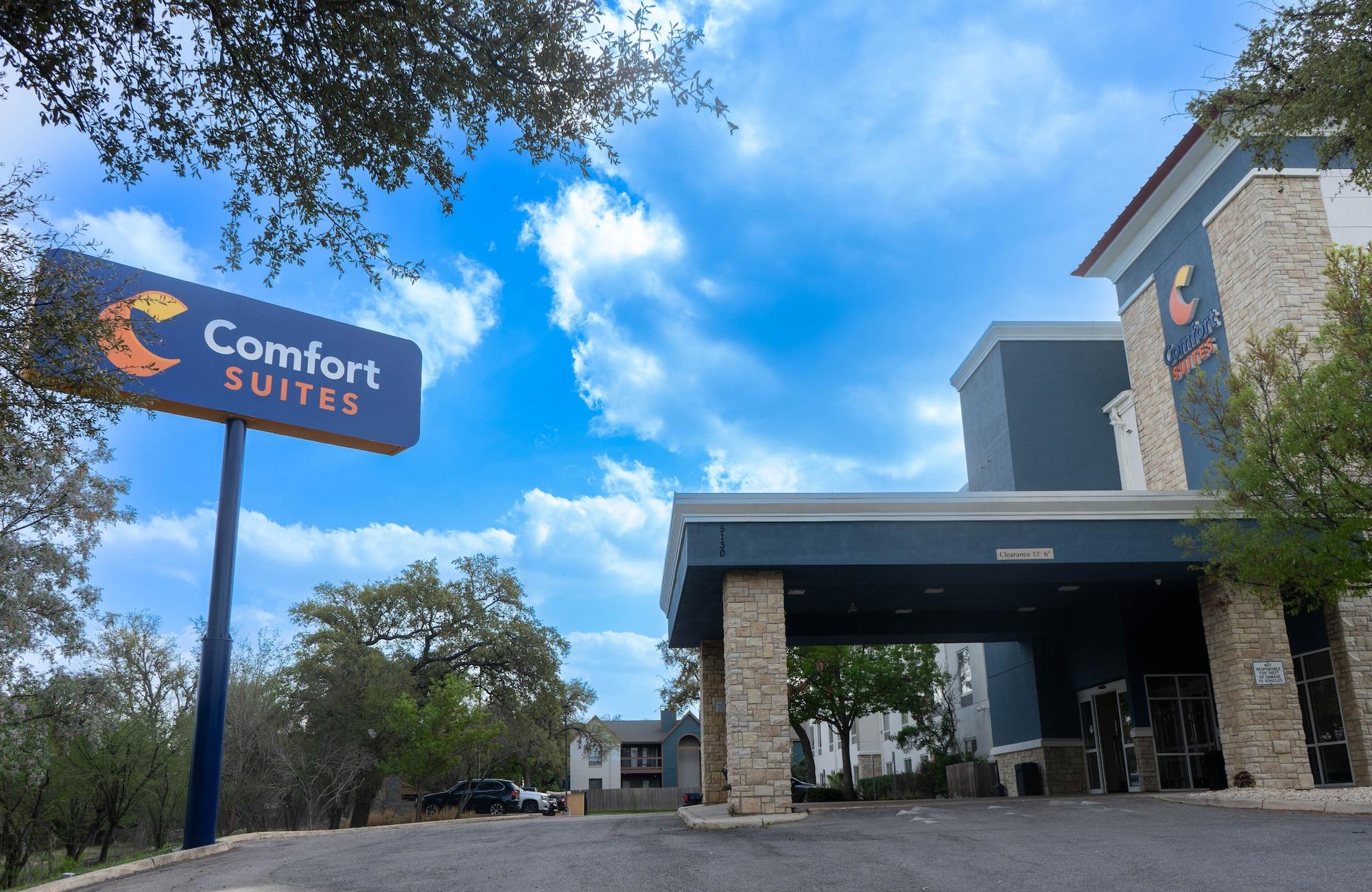 Vista Exterior Comfort Suites Medical Center near Six Flags