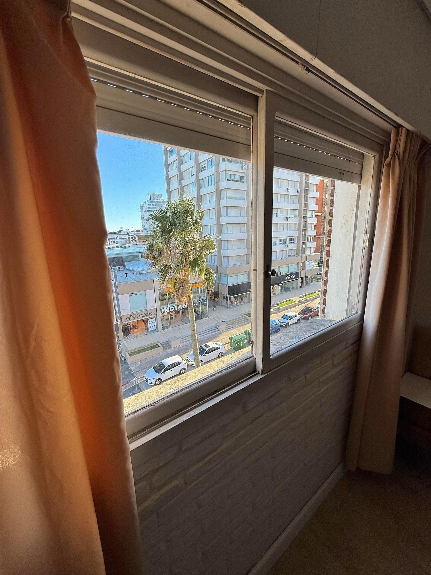 Varios Shelton Hotel