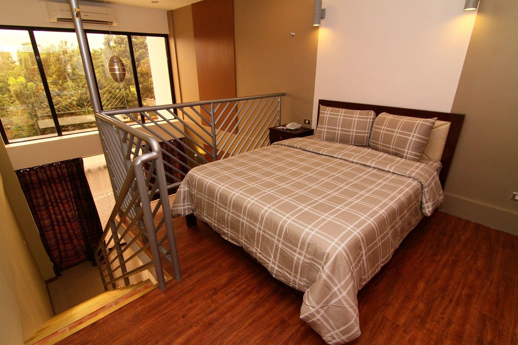 Varios Uptown Condotel