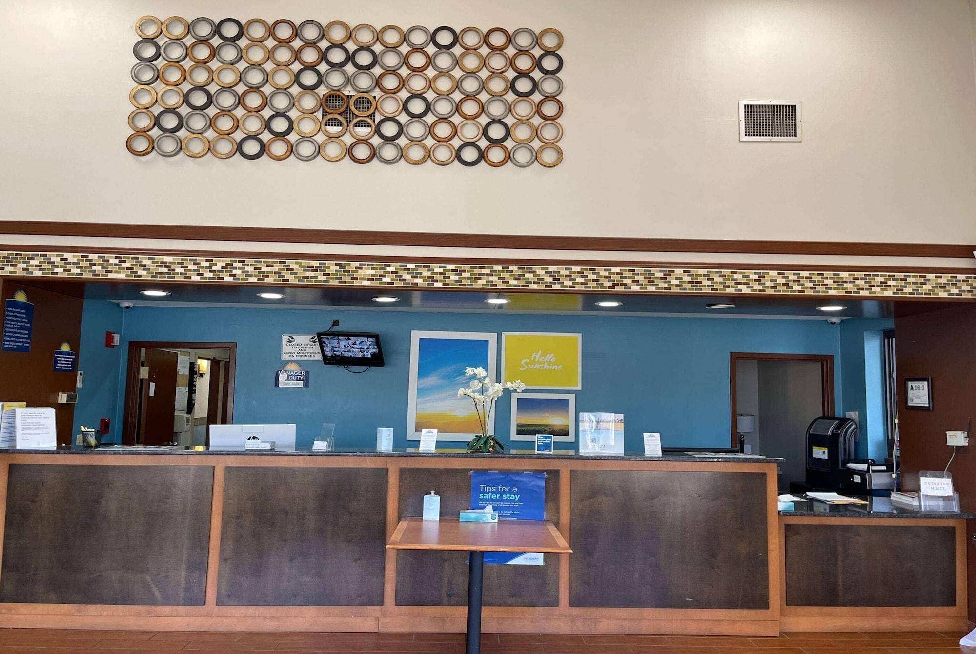 Vista Lobby Days Inn by Wyndham Fayetteville-South/I-95 Exit 49