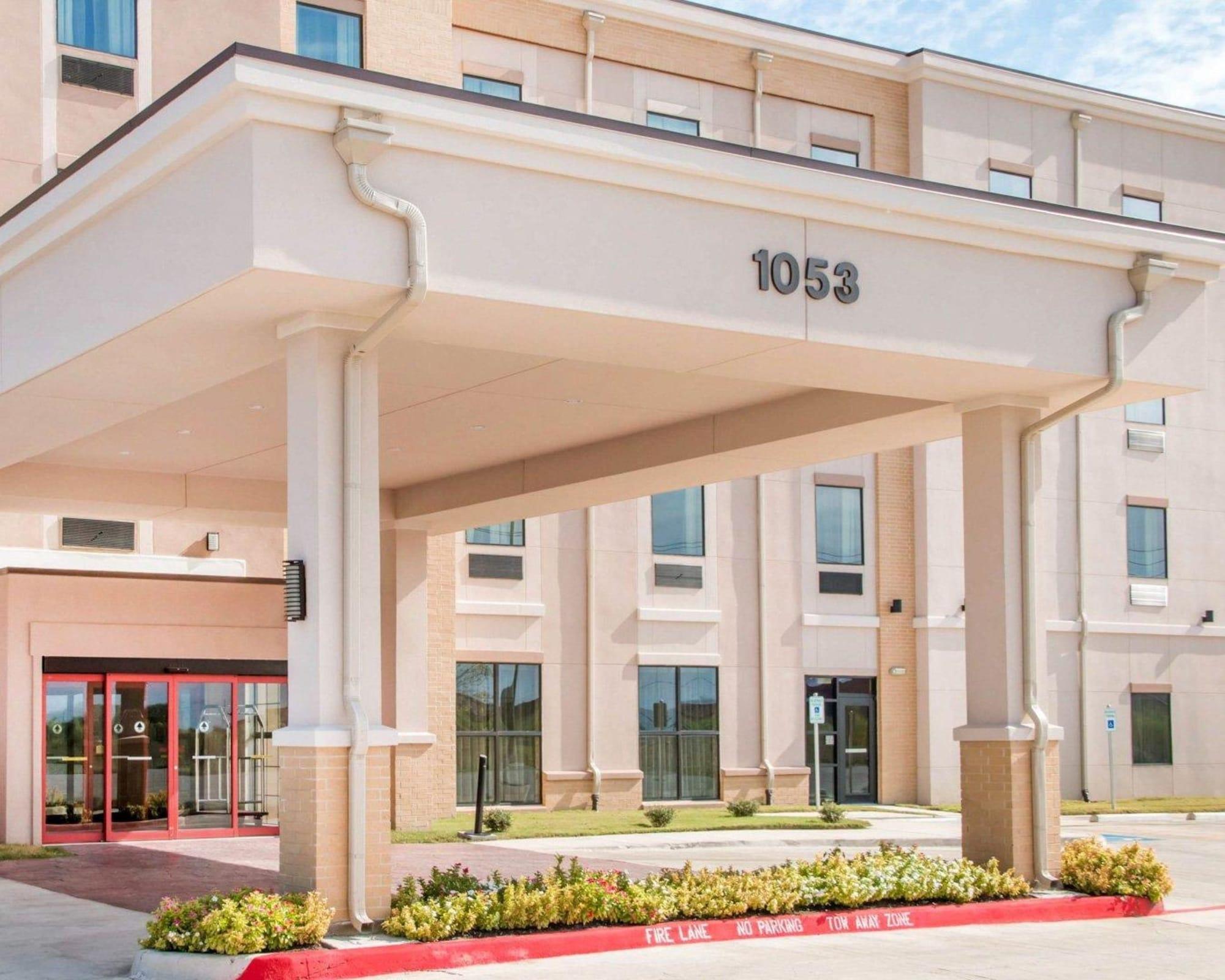 Vista Exterior Comfort Inn & Suites San Marcos near Outlet Mall