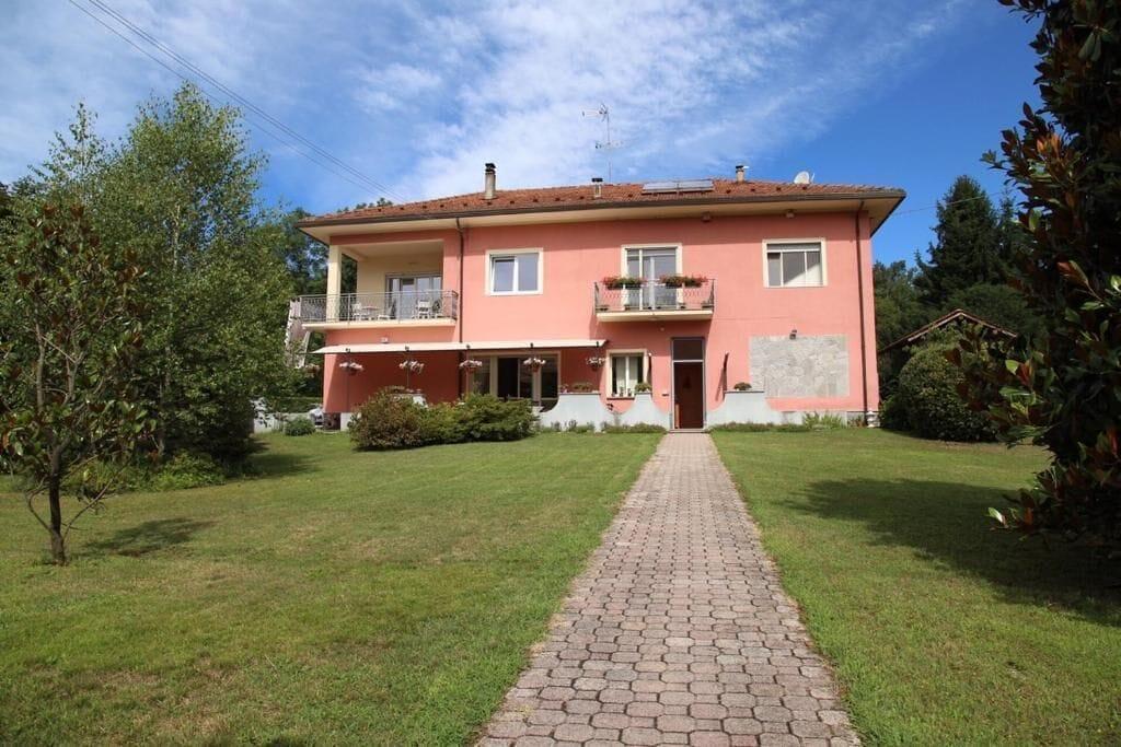 Vista Exterior La Rosa Tra i Laghi B&B