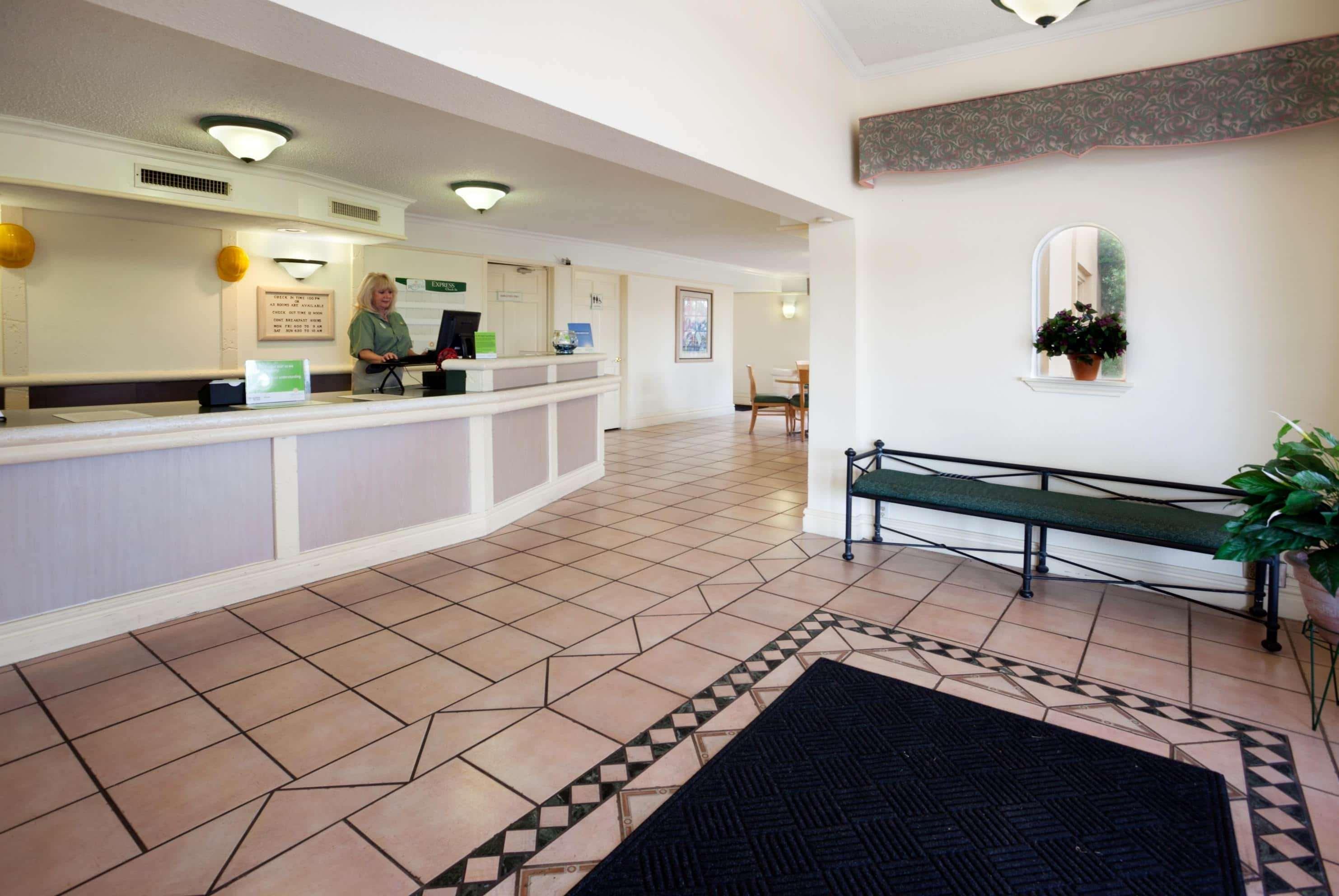 Vista Lobby La Quinta Inn by Wyndham Austin Oltorf