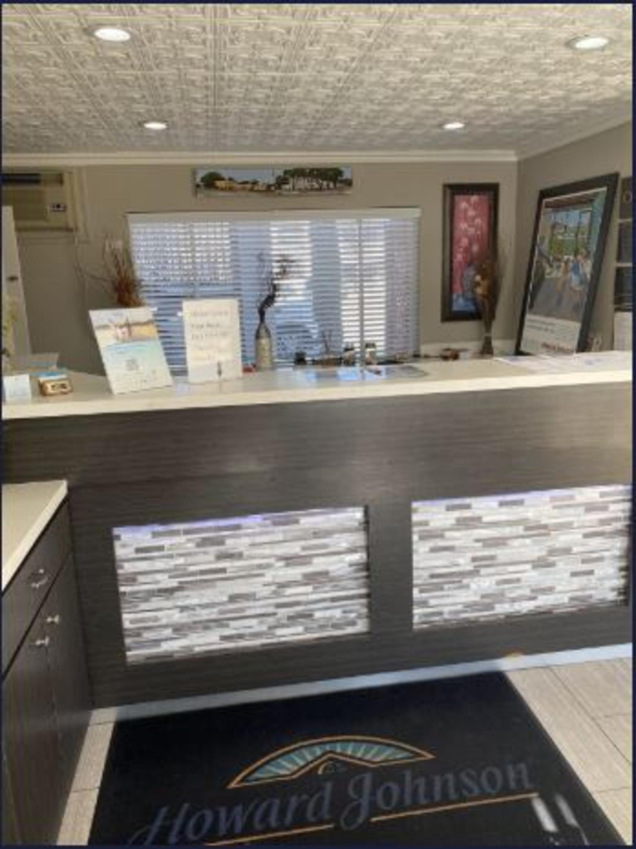 Vista Lobby Howard Johnson by Wyndham Historic Lake Charles