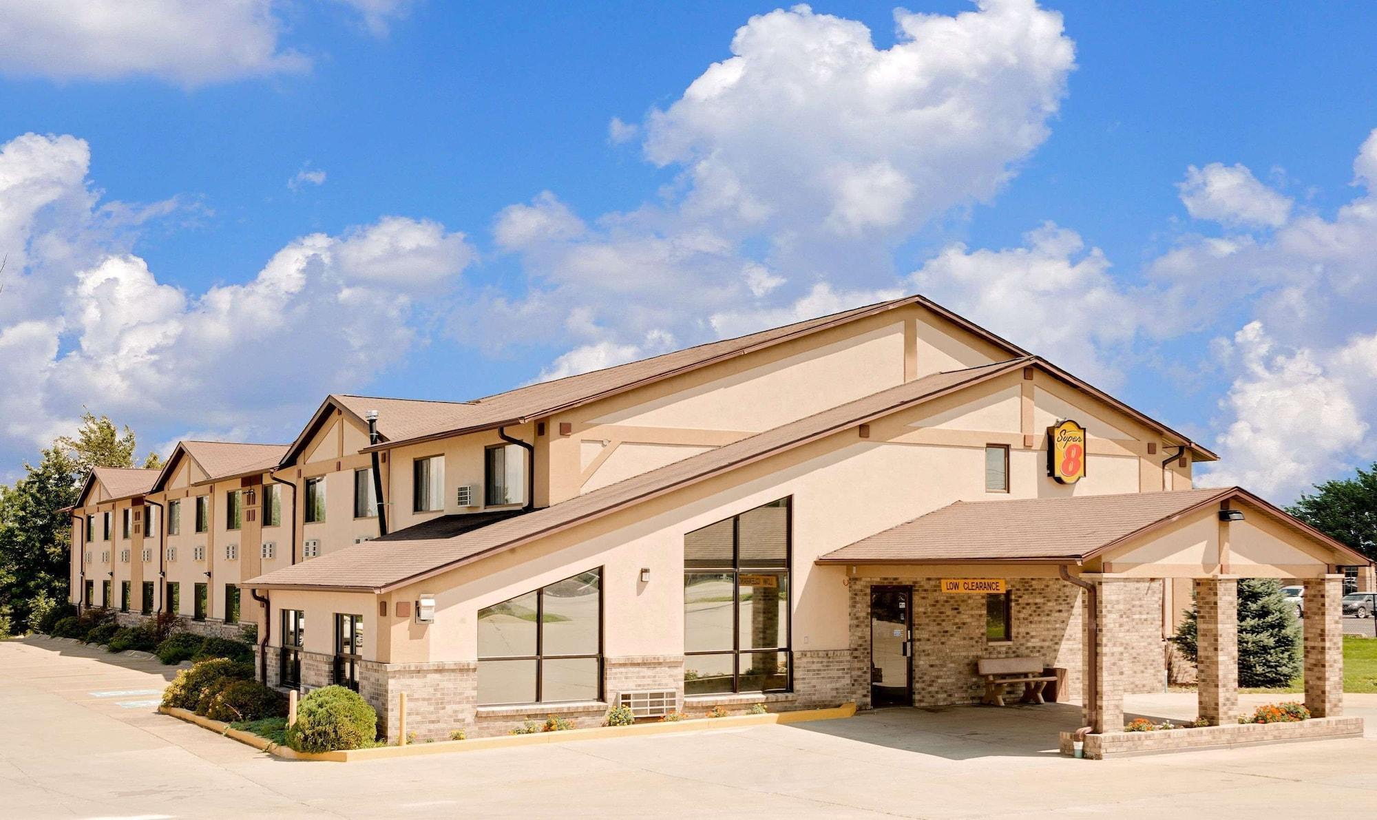 Vista Exterior Super 8 by Wyndham Centerville