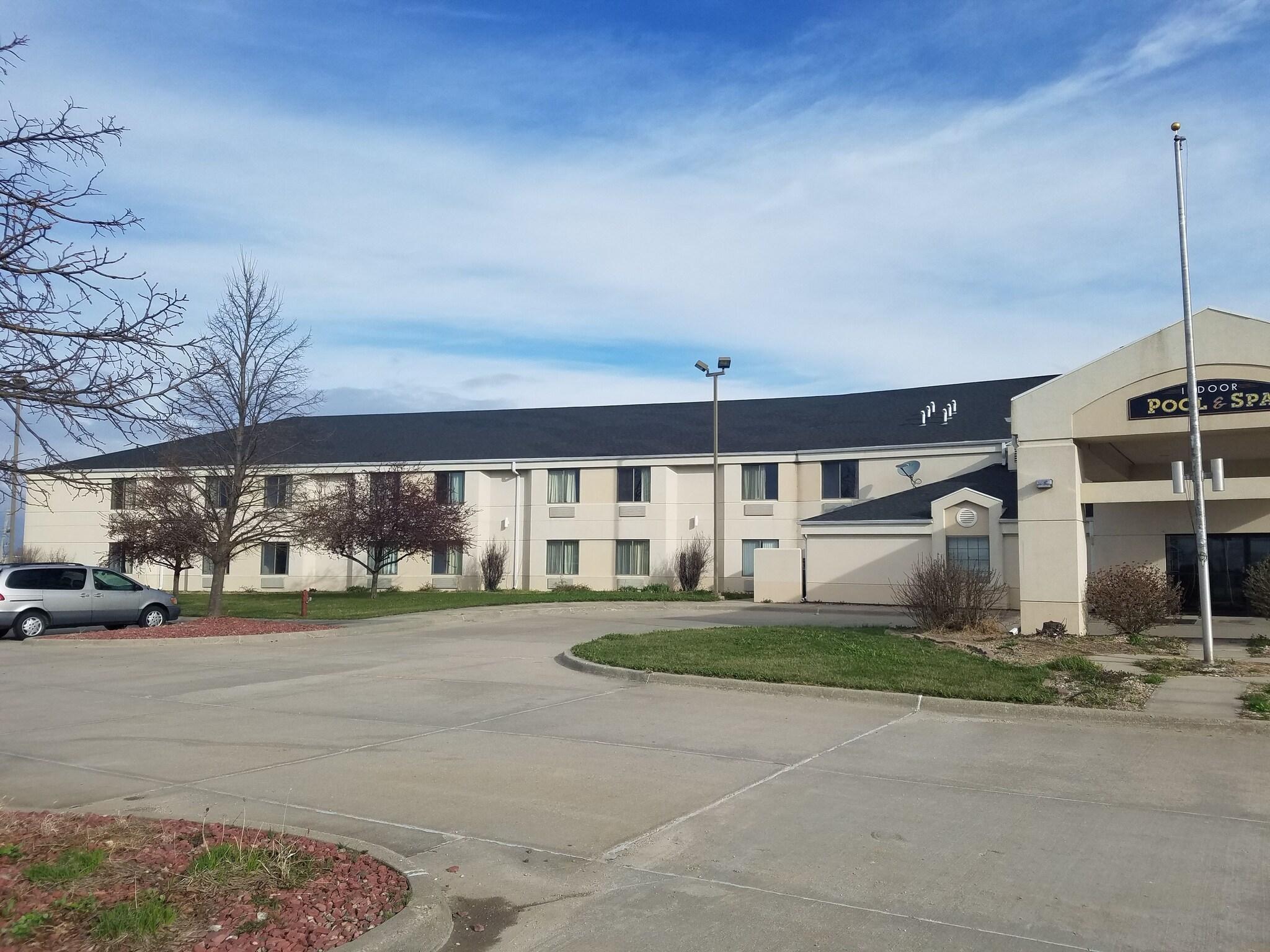 Vista Exterior Syracuse Inn & Suites