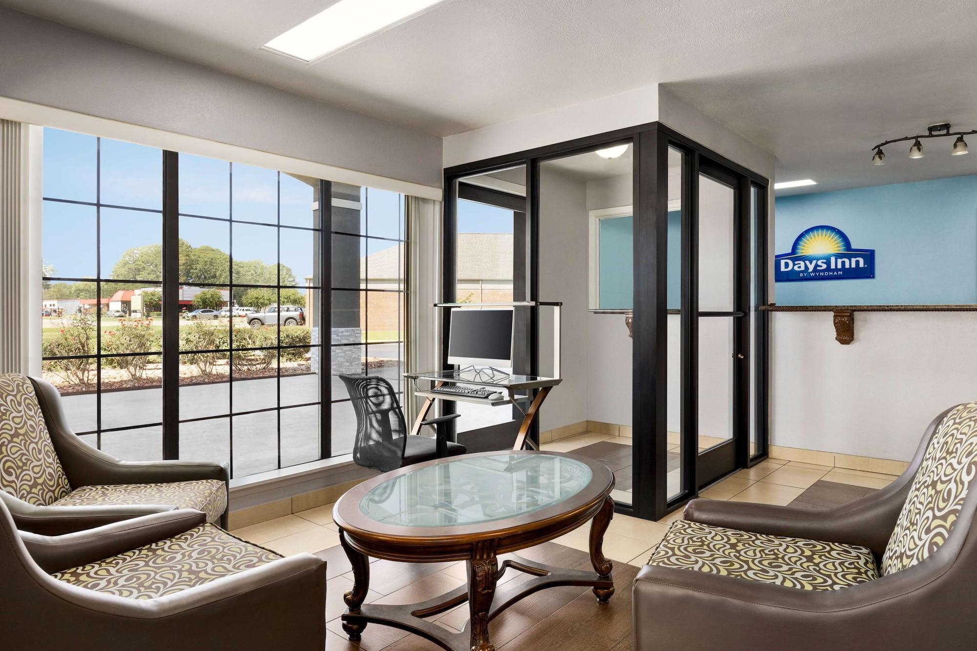 Vista Lobby Days Inn by Wyndham Fulton