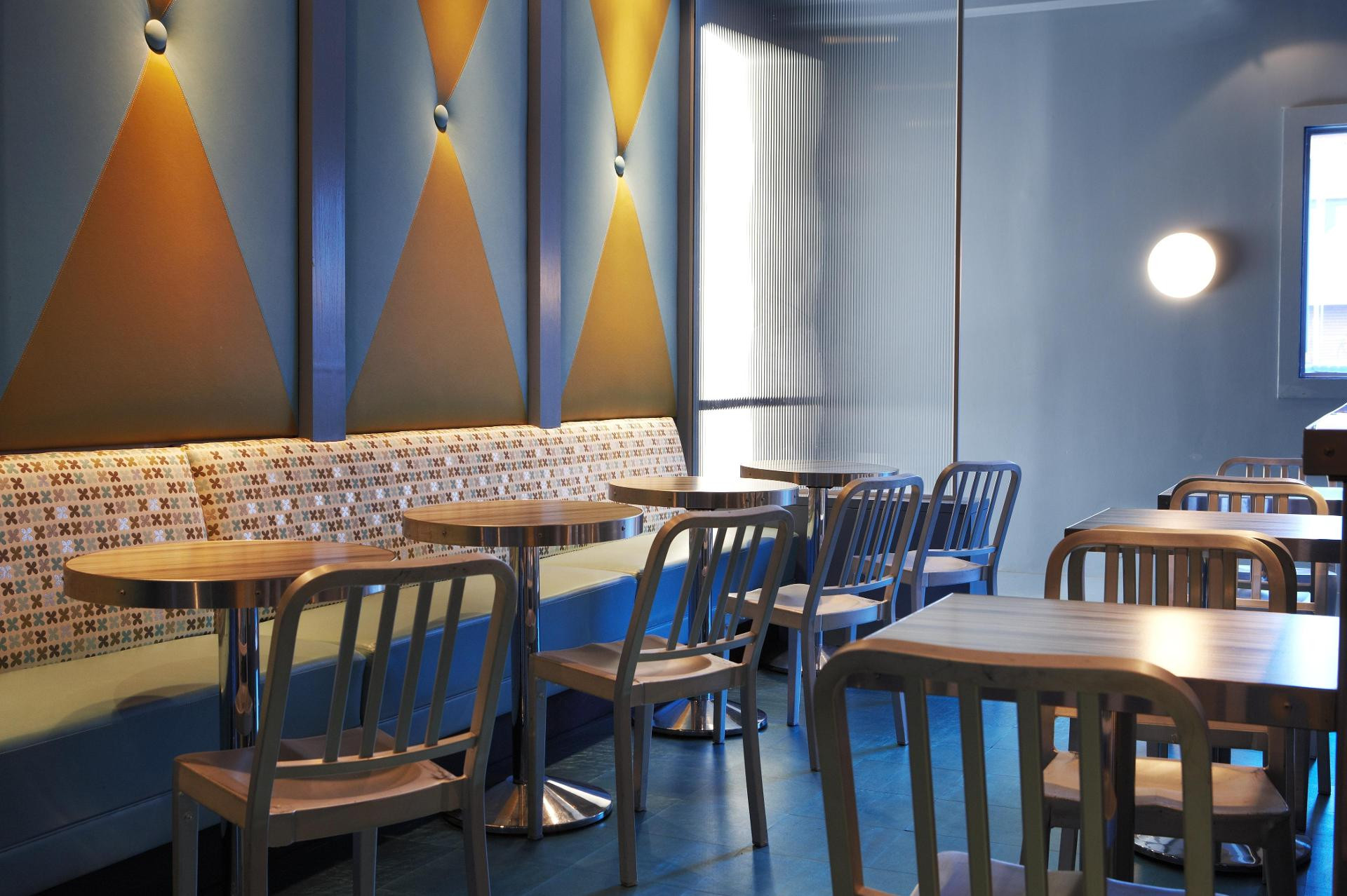 Bar/Salón SoMa House