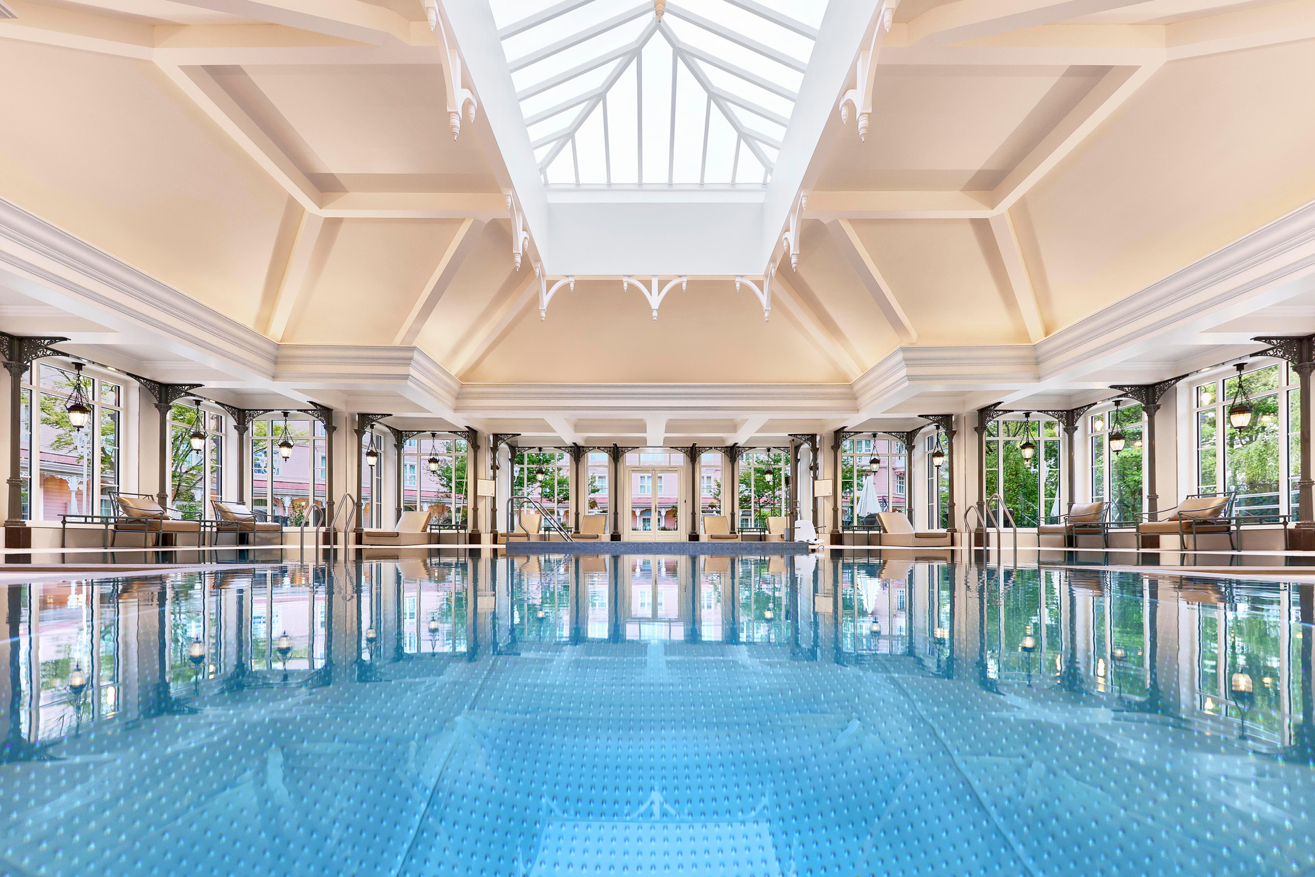 Vista Piscina Disneyland Hotel - Tickets Included