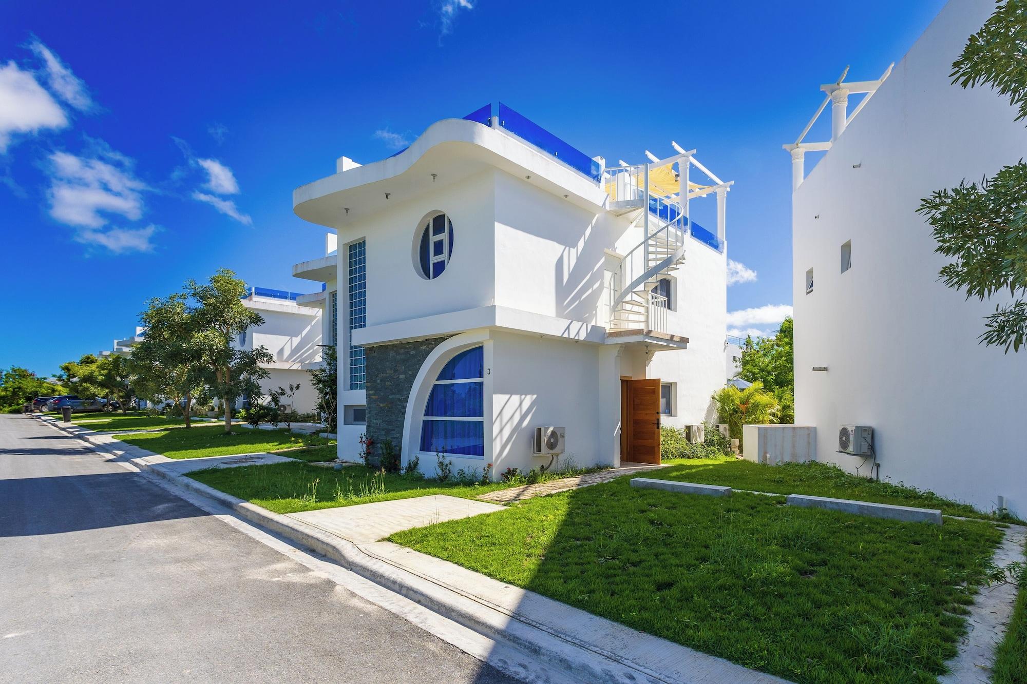 Vista Exterior 3-BR Villa with Pool & Rooftop Jacuzzi