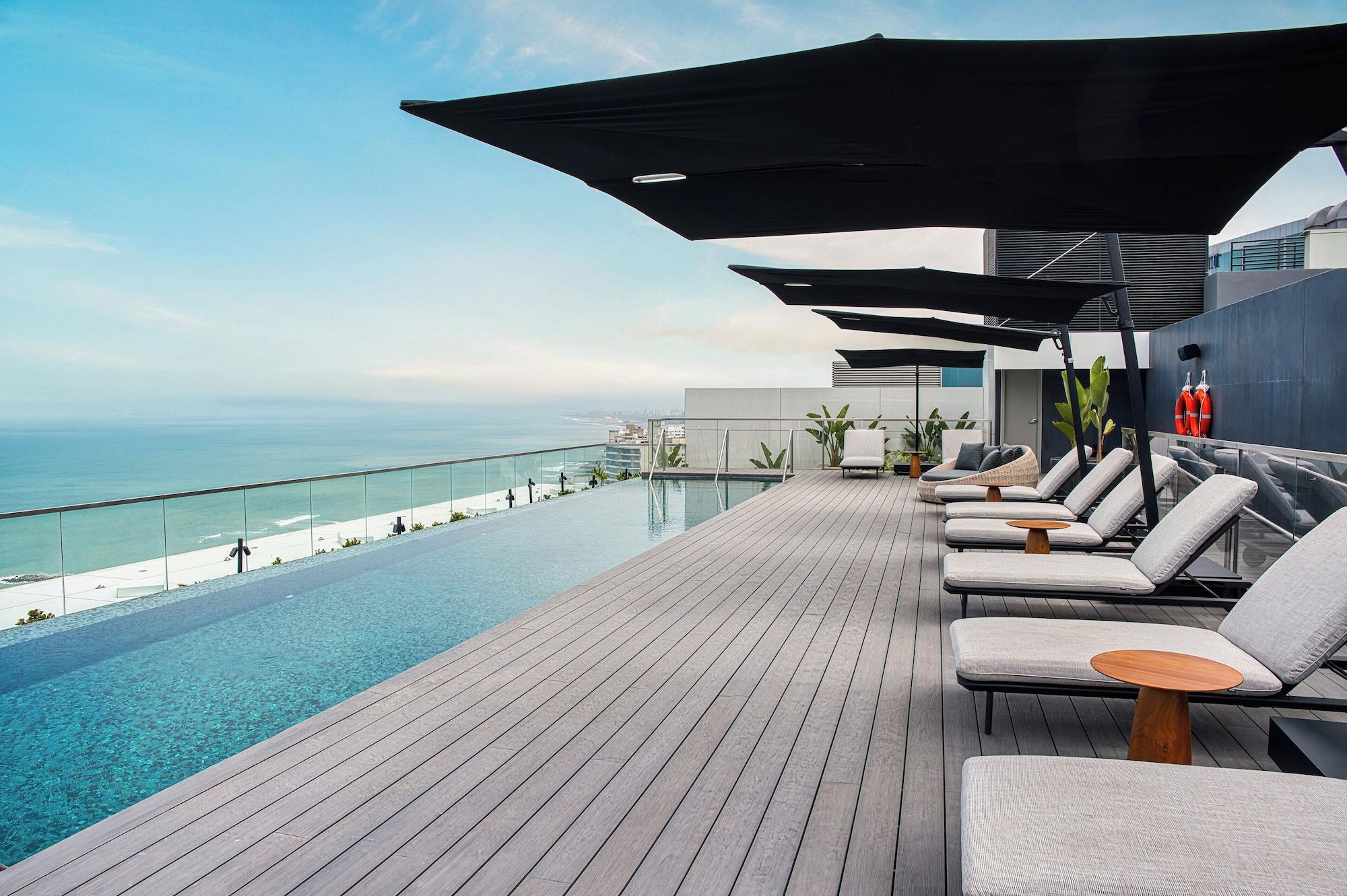 Vista Piscina Hotel Indigo Lima Miraflores by IHG