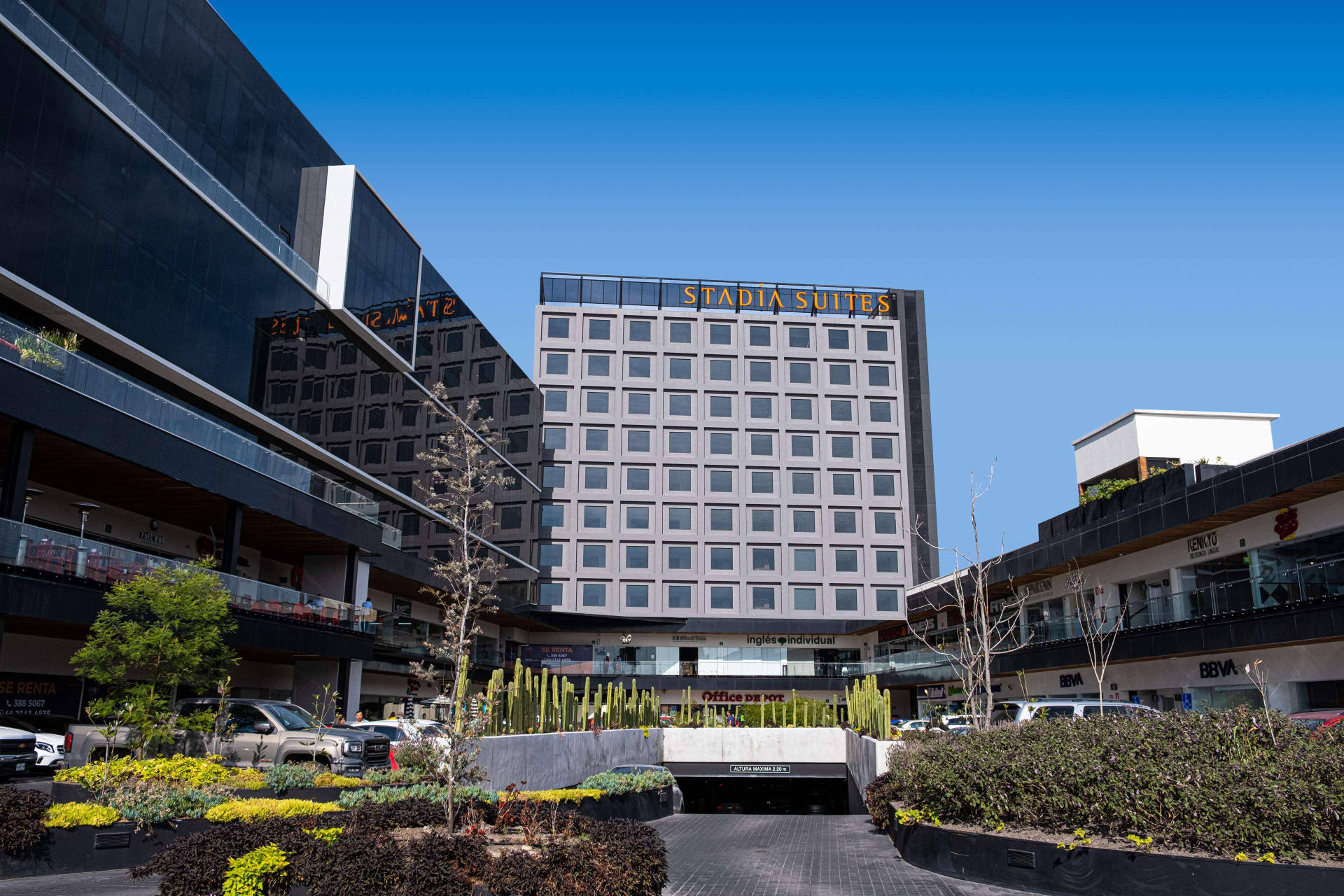 Vista Exterior StadÃ­a Suites QuerÃtaro