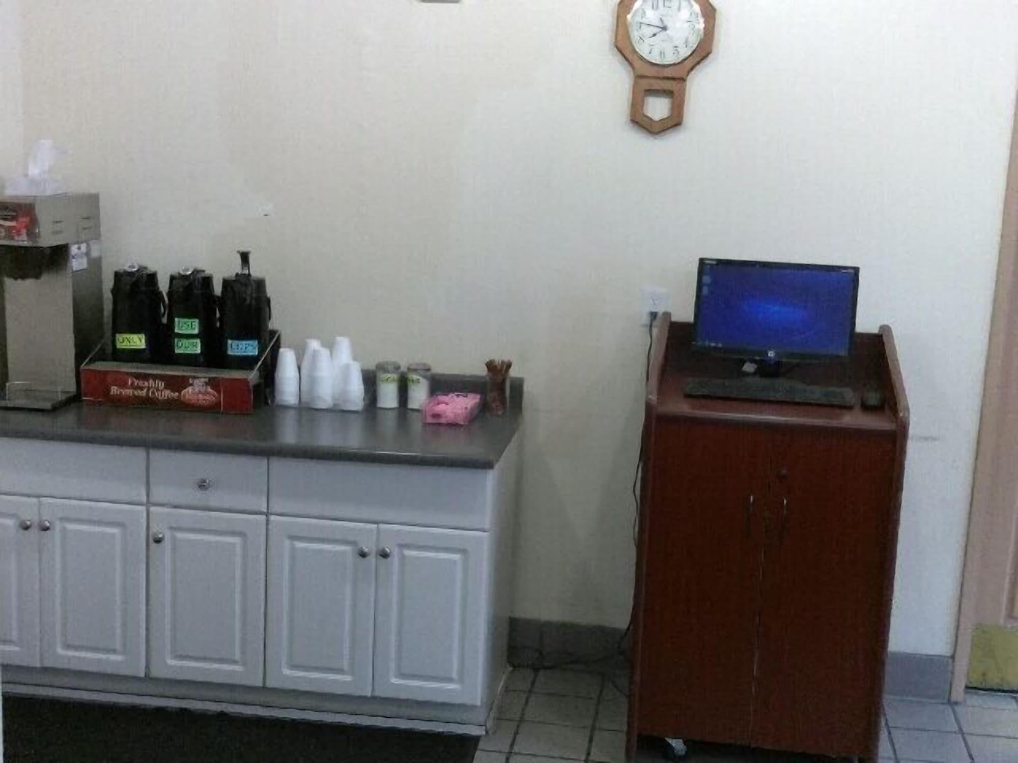 Bar/Salón E-Z 8 Motel Newark