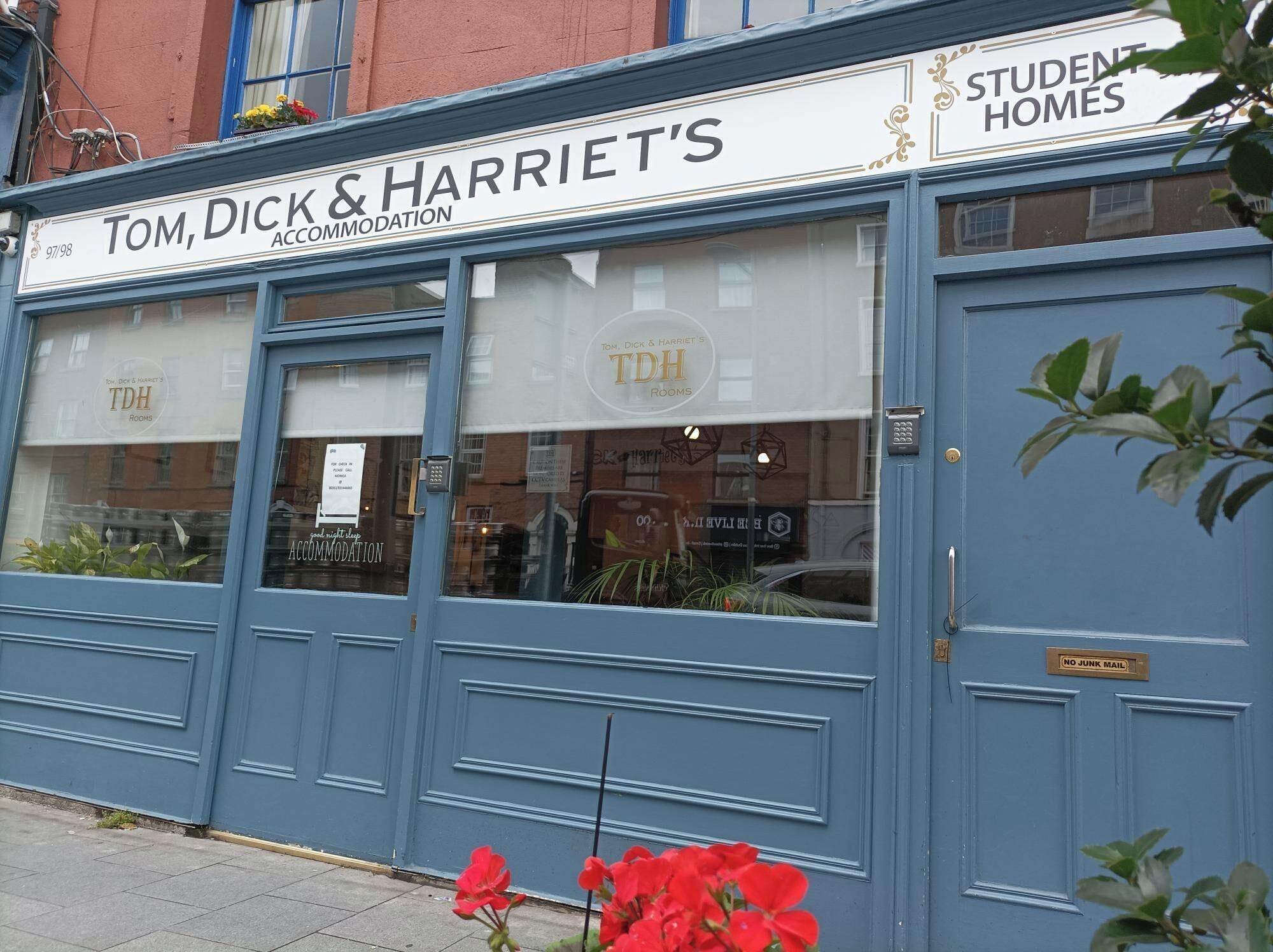 Varios Tom Dick and Harriet's
