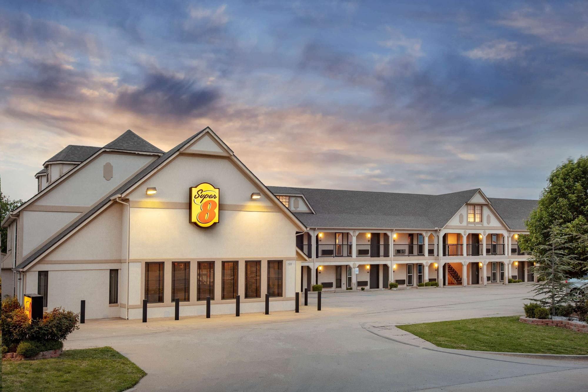 Vista Exterior Super 8 by Wyndham City of Moore