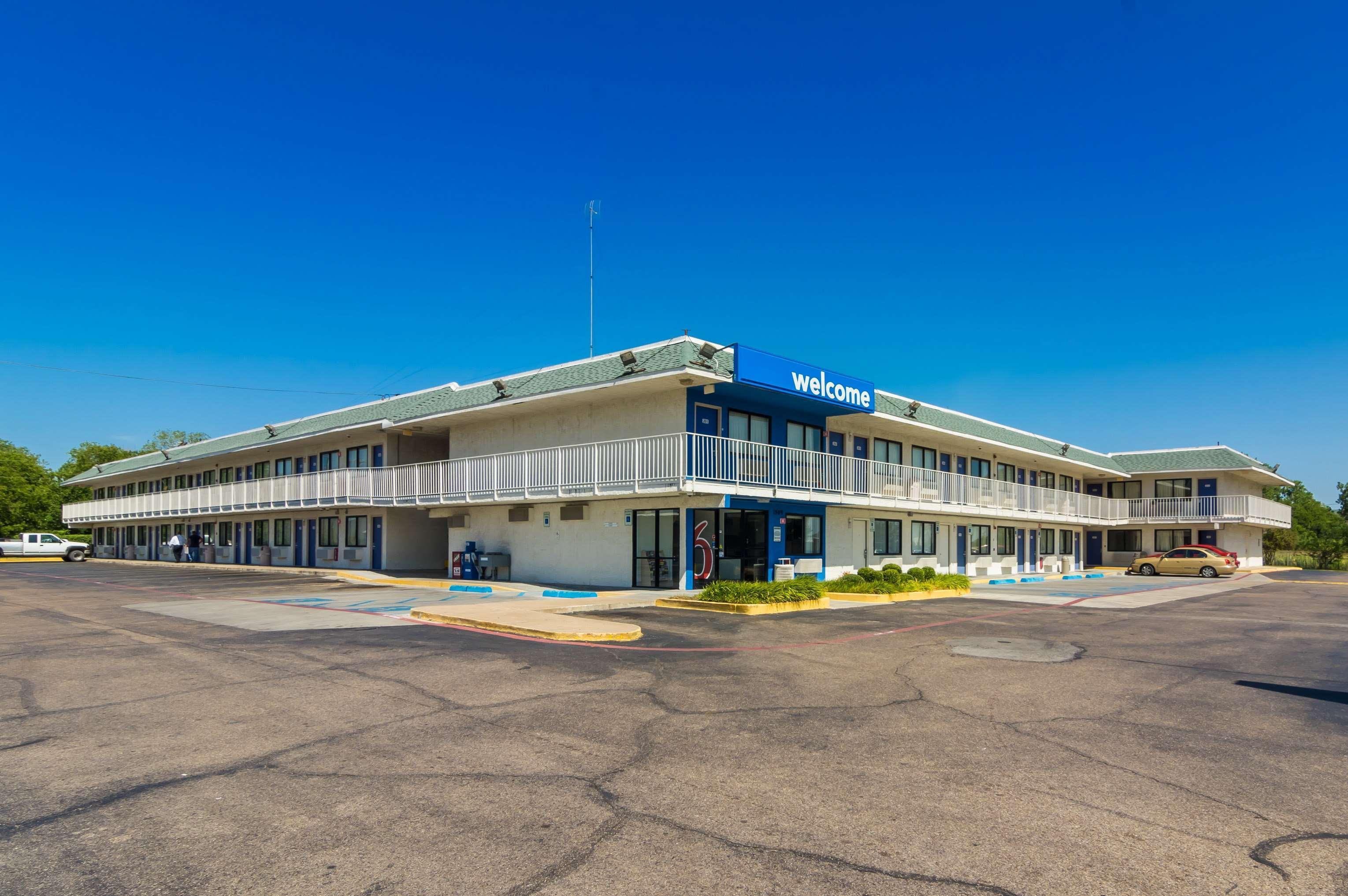 Vista Exterior Motel 6 Bellmead, TX - Waco