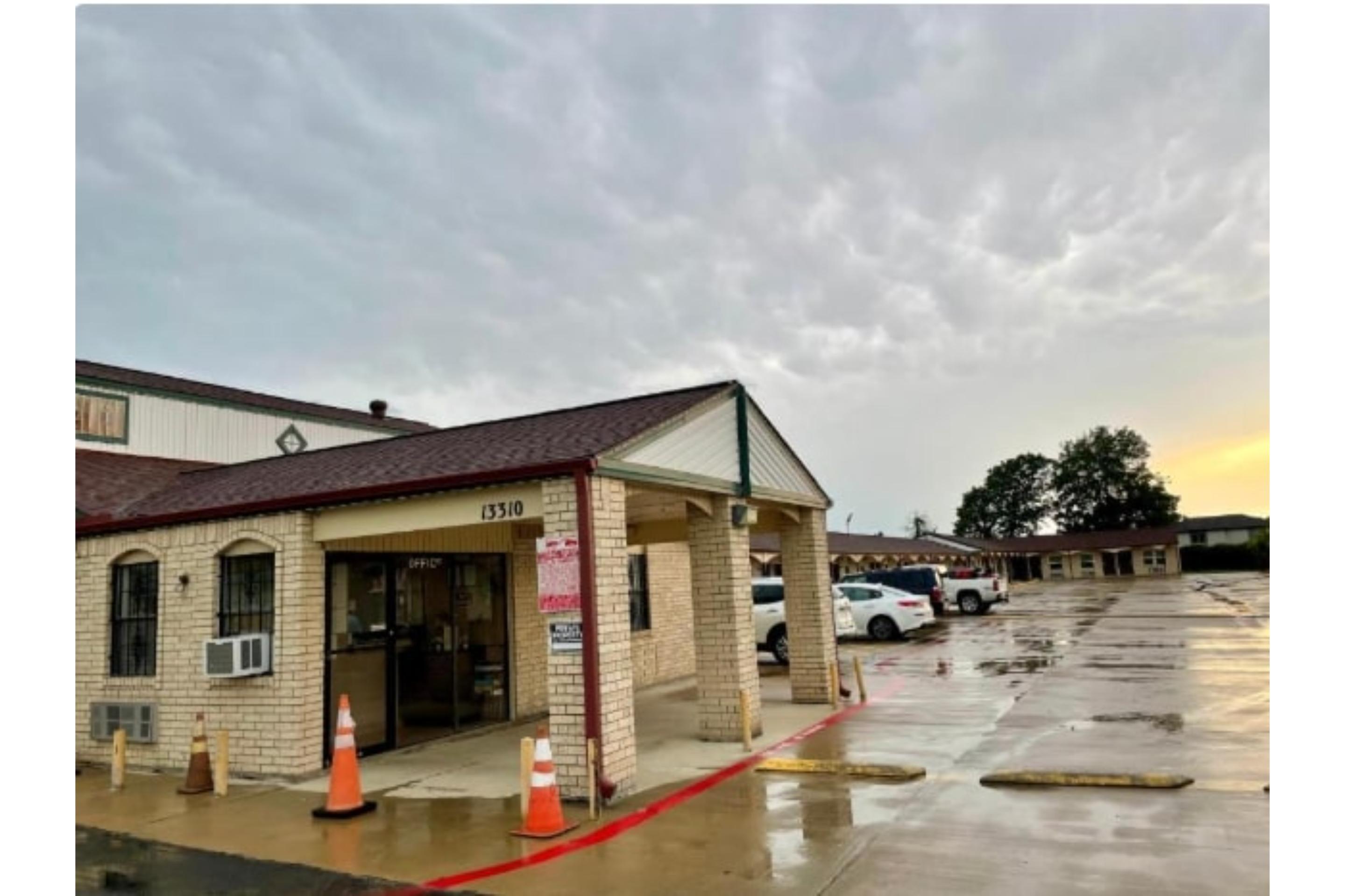 Vista Exterior Golden Inn Dallas by Hotel O