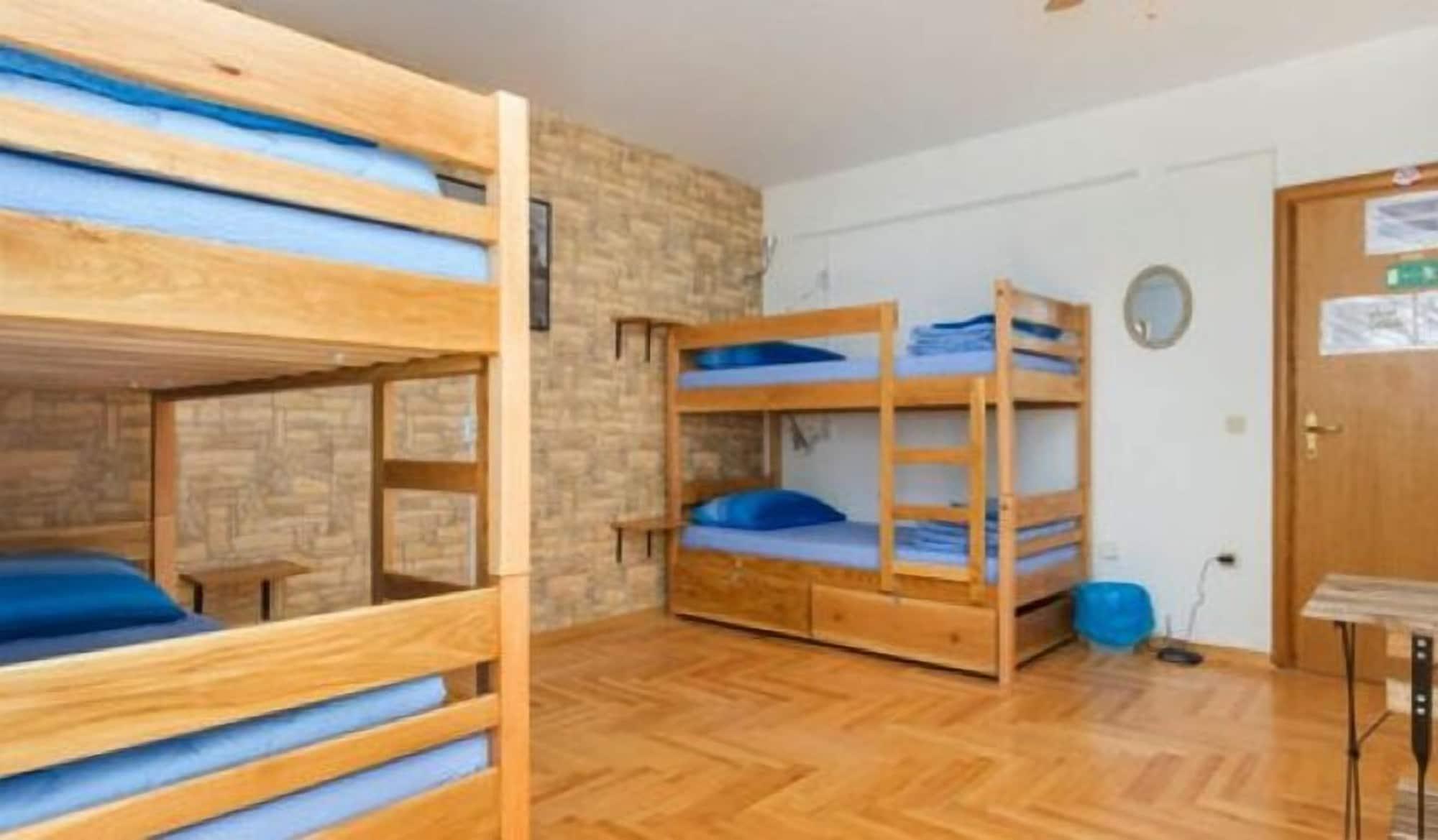 Habitación Hostel Oktarin
