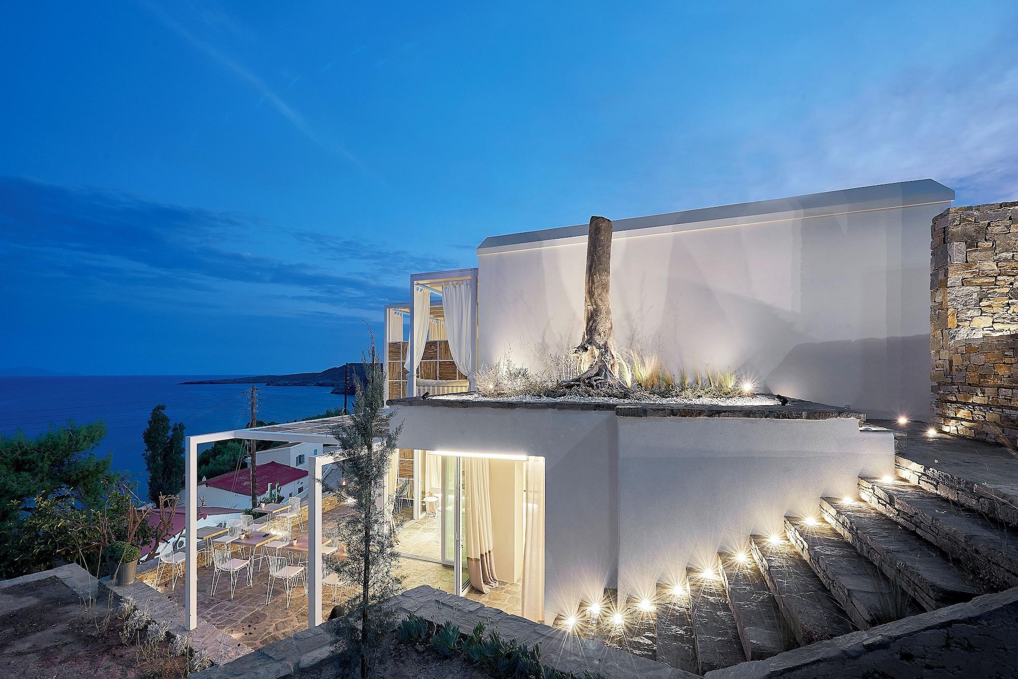 Vista Exterior Canal Suites