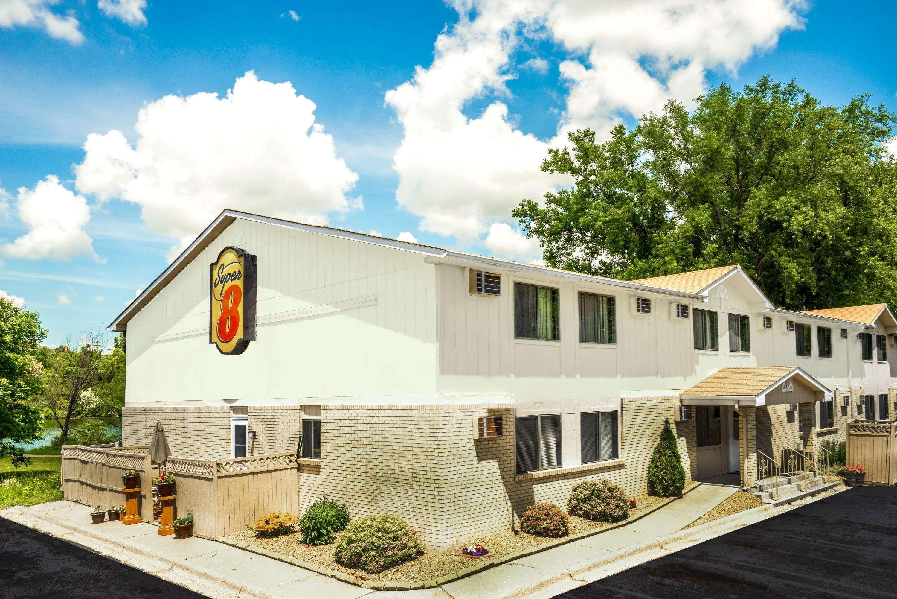 Vista Exterior Super 8 by Wyndham Chaska