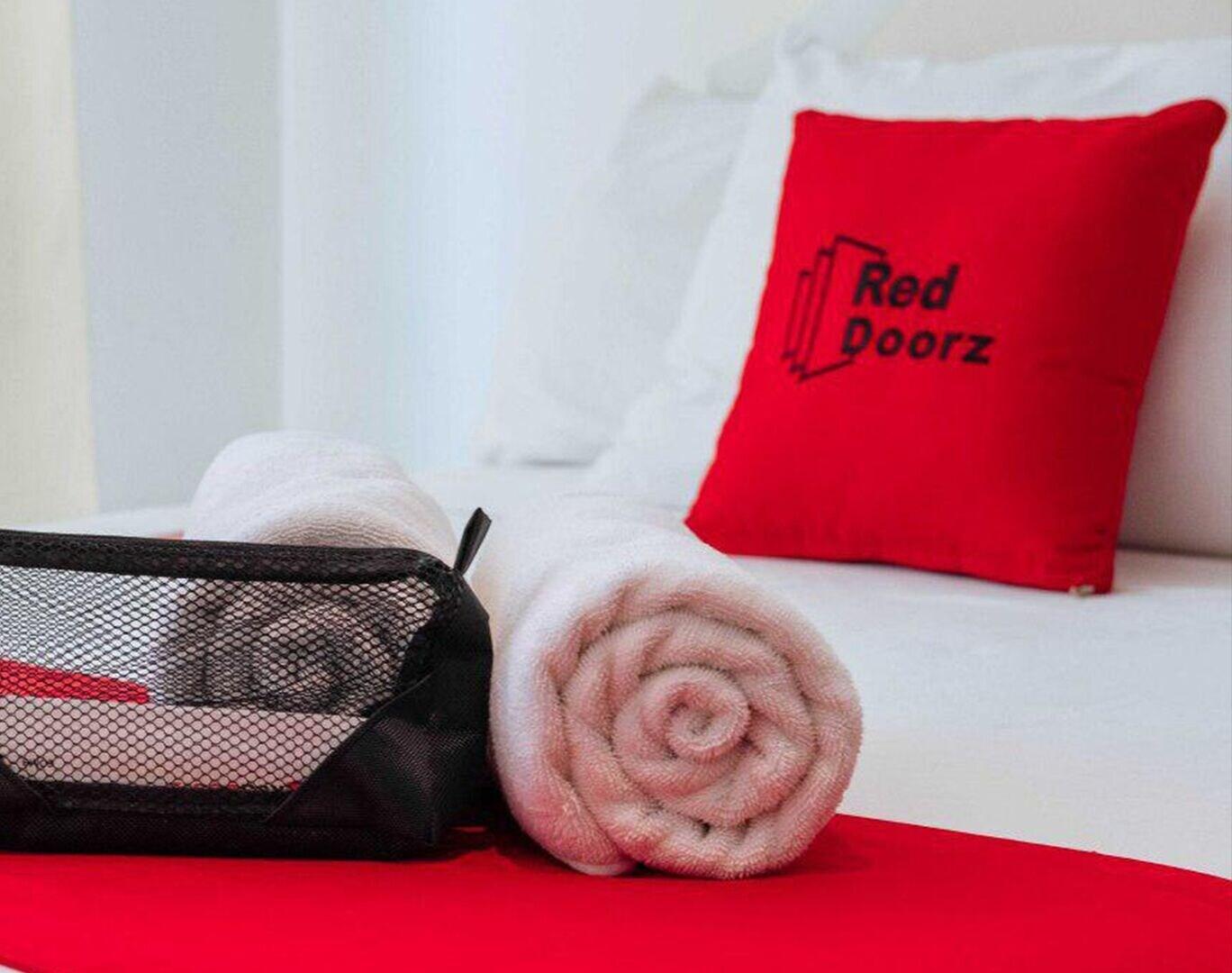 Set de Habitación RedDoorz near Waltermart Subic