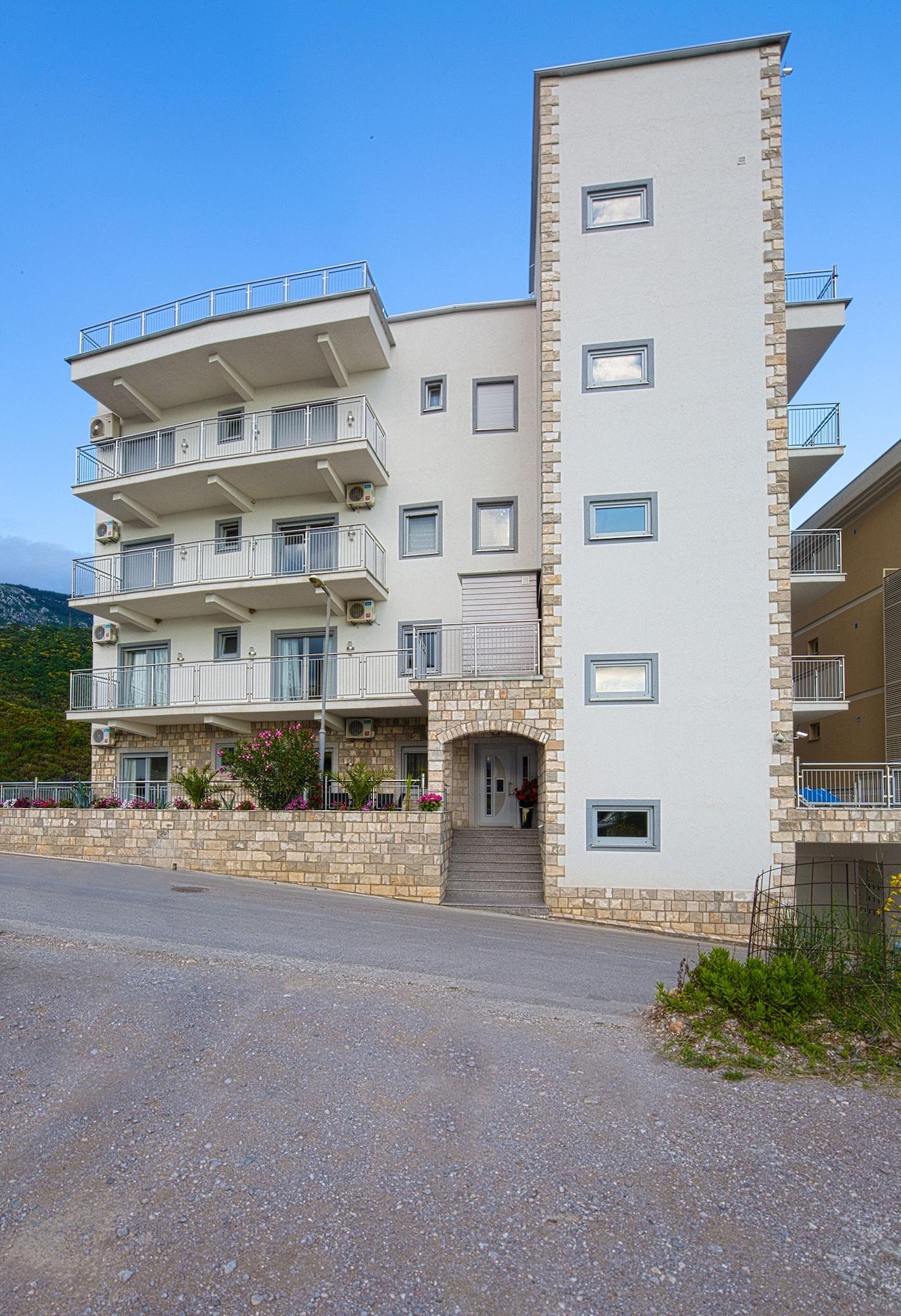 Vista Exterior Montelux Apartments